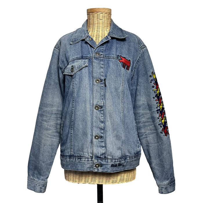 Veste en jean Keith Haring vintage présentée de face sur mannequin, denim bleu délavé