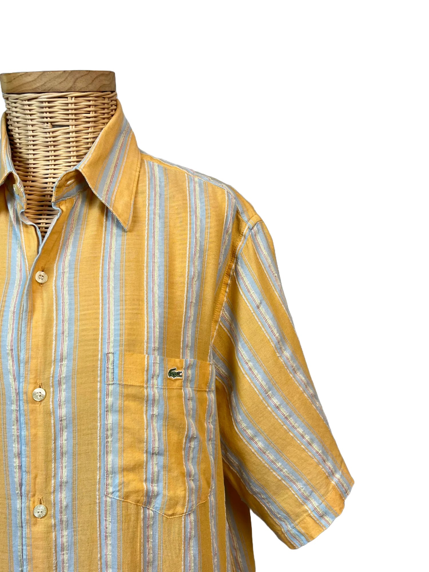 Détail col et poche poitrine avec logo crocodile brodé Lacoste, chemise vintage rayures moutarde et bleu ciel taille L