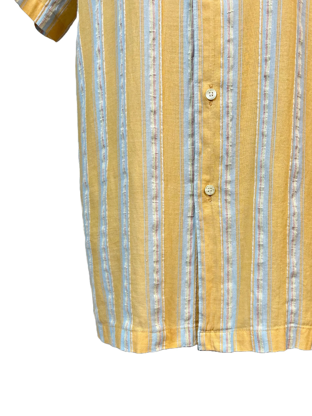 Détail bas et boutons de la chemise homme Lacoste vintage rayures moutarde et bleu ciel, tissu coton chanvre taille L