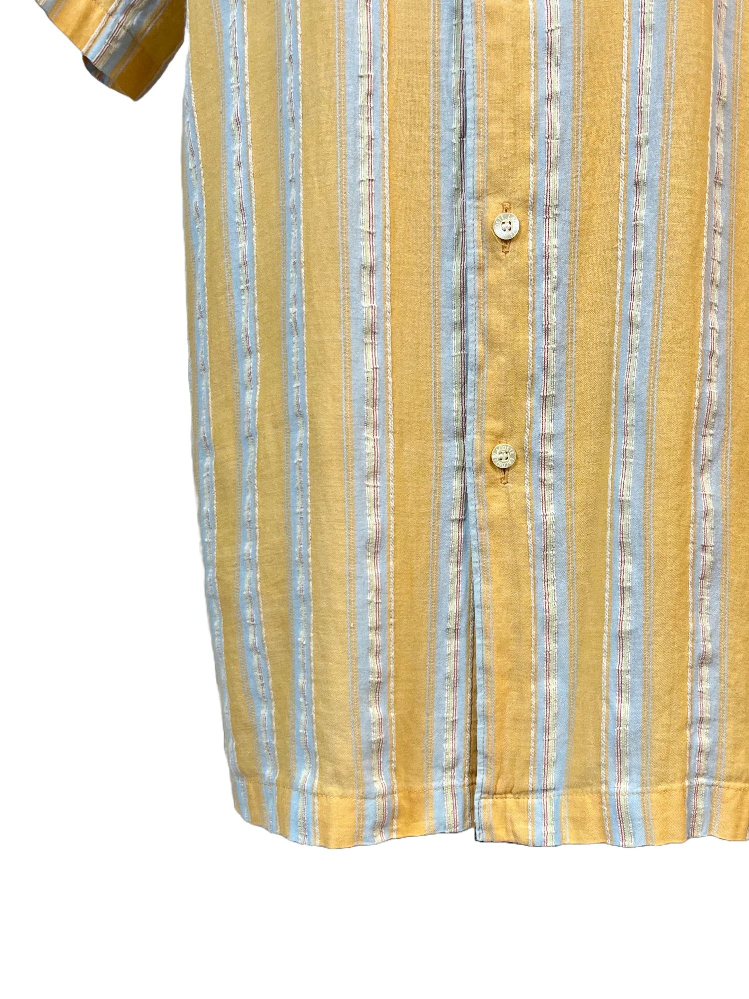 Détail bas et boutons de la chemise homme Lacoste vintage rayures moutarde et bleu ciel, tissu coton chanvre taille L