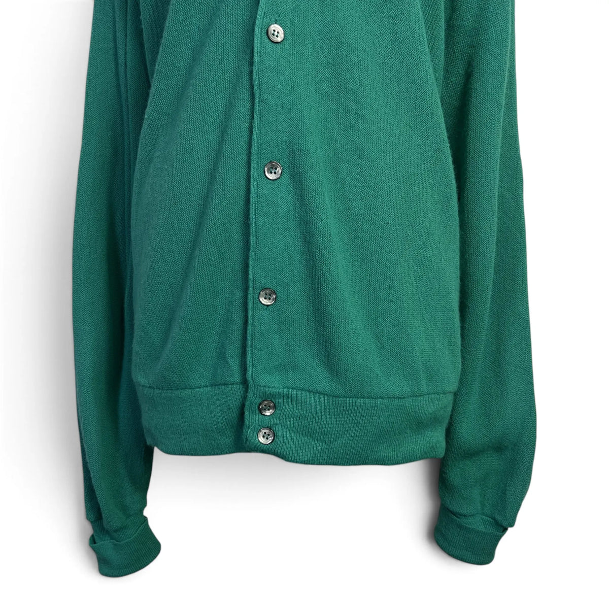 Détail bas côtelé et boutons nacrés du cardigan homme Izod Lacoste vert, taille L