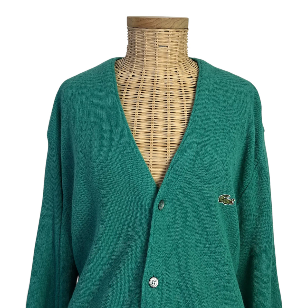 Détail col V et boutonnage du cardigan homme Izod Lacoste vintage vert, taille L