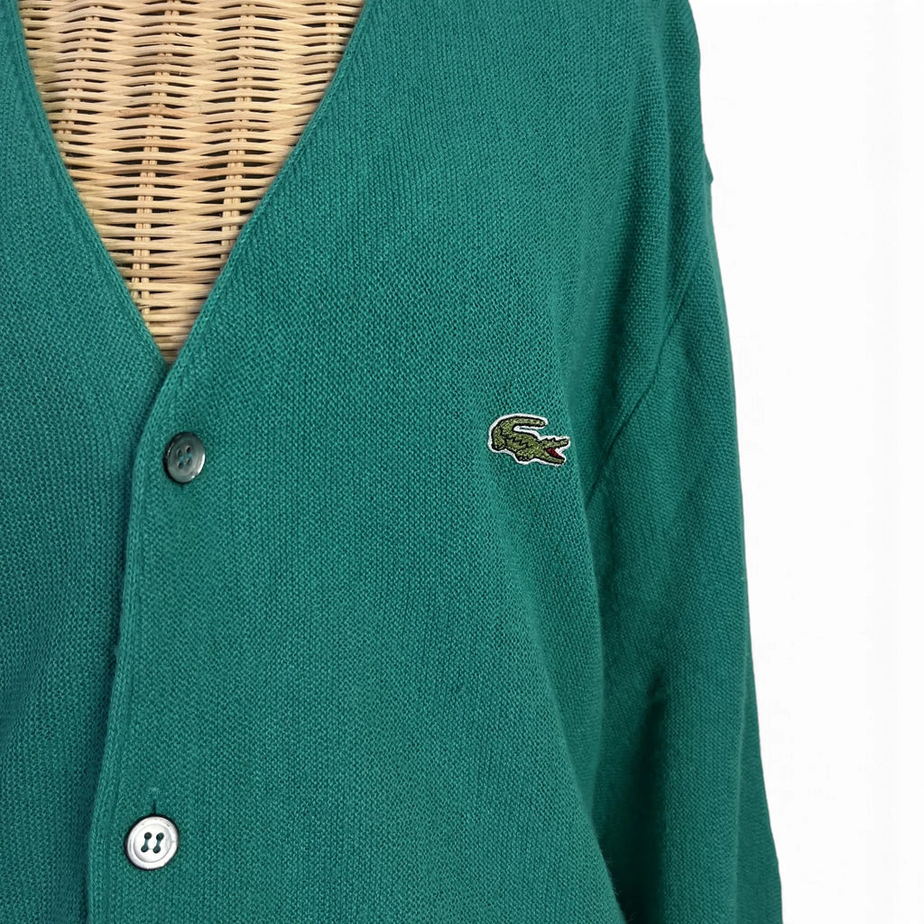 Détail logo crocodile brodé et boutons du cardigan homme Izod Lacoste vert, taille L