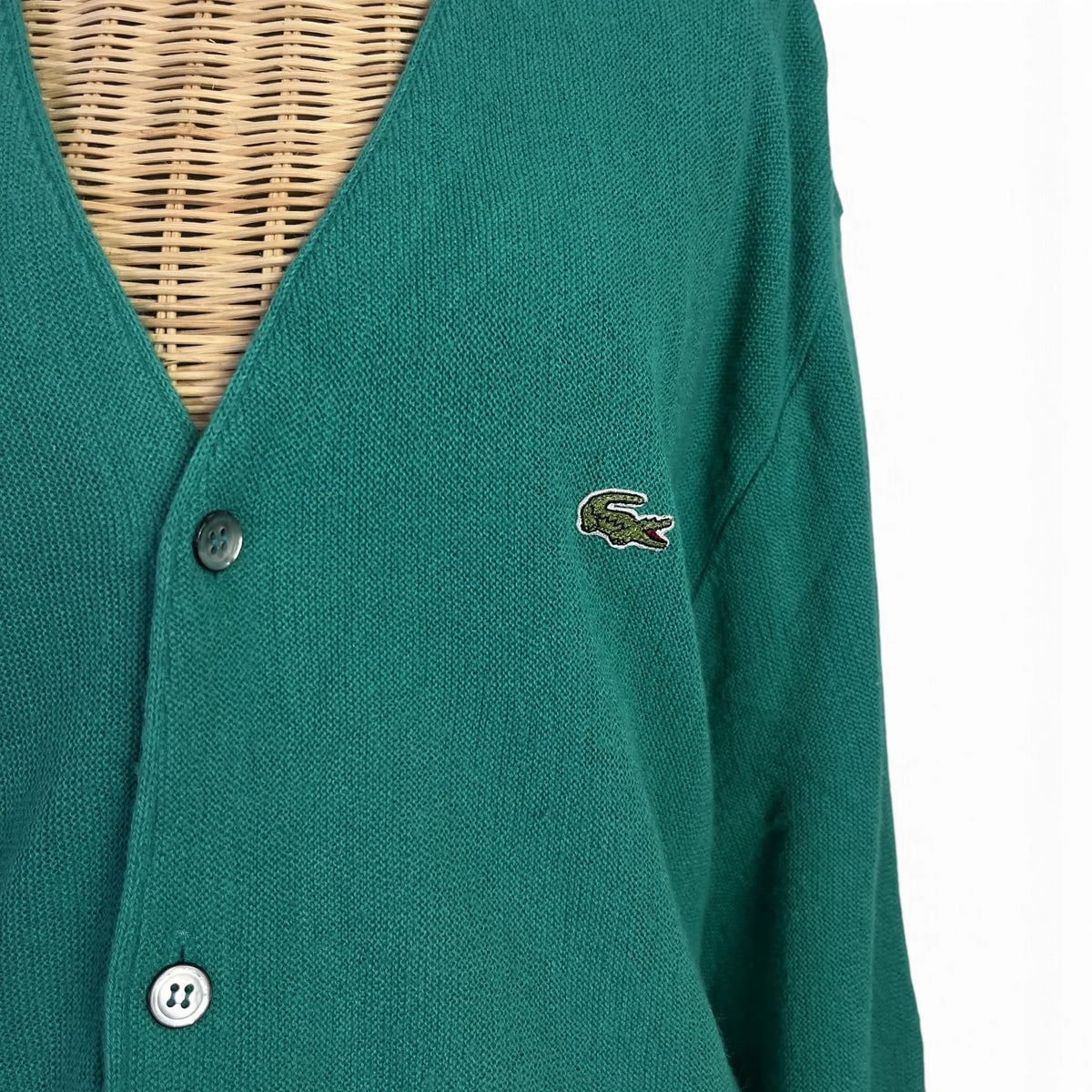 Détail logo crocodile brodé et boutons du cardigan homme Izod Lacoste vert, taille L
