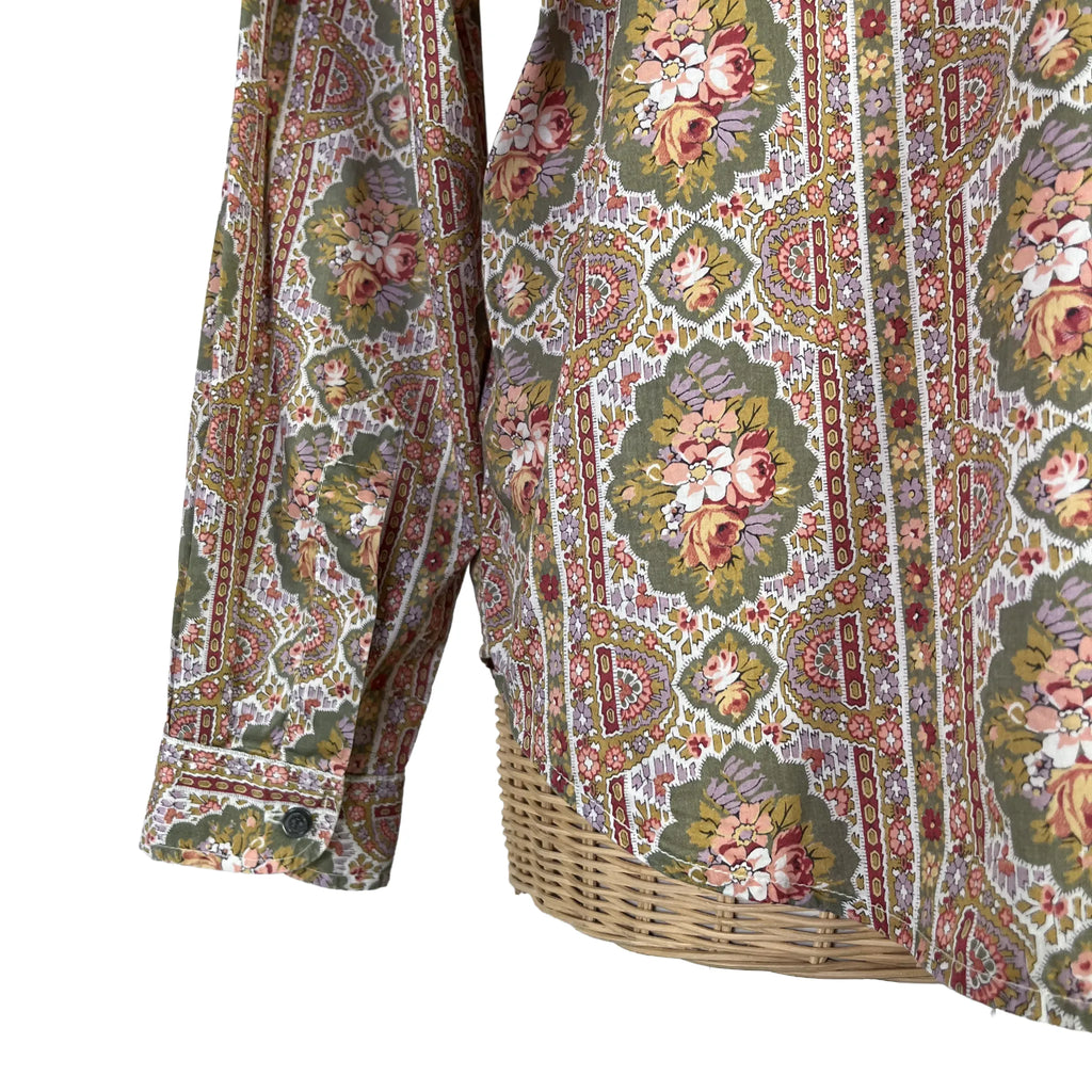 Détail bas de manche et bas du vêtement vue de dos de la chemise femme Cacharel rouge toile de coton, taille 42