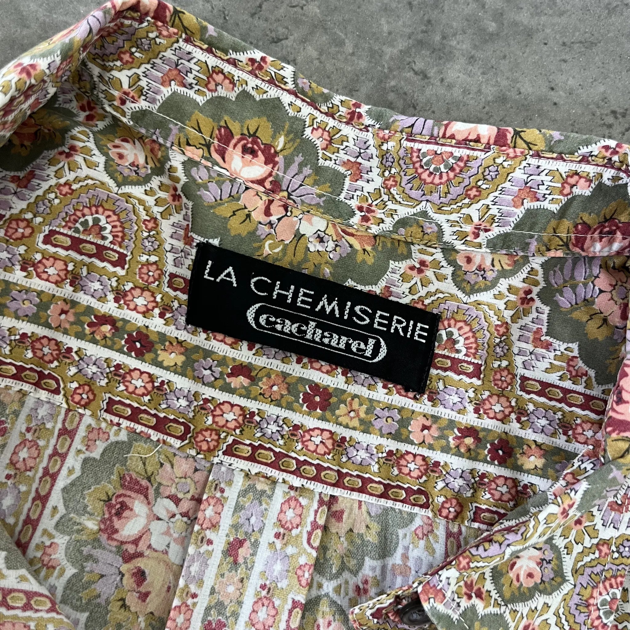 Détail étiquette Cacharel au col de la chemise femme rouge toile de coton, taille 42