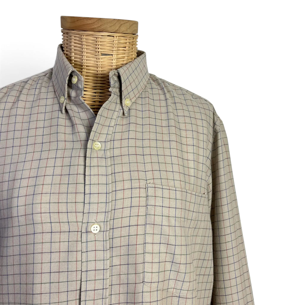 Détail col boutonné et poche poitrine de la chemise homme Cacharel beige à carreaux, taille S