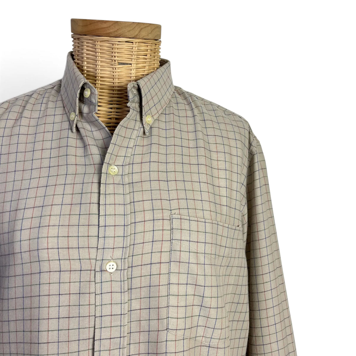 Détail col boutonné et poche poitrine de la chemise homme Cacharel beige à carreaux, taille S