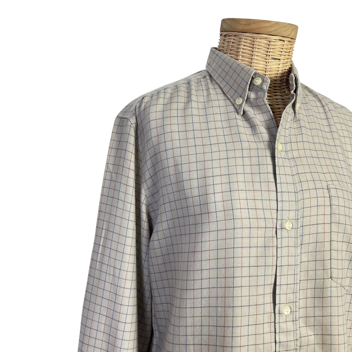 Détail épaule et col boutonné de la chemise homme Cacharel beige à carreaux, taille S