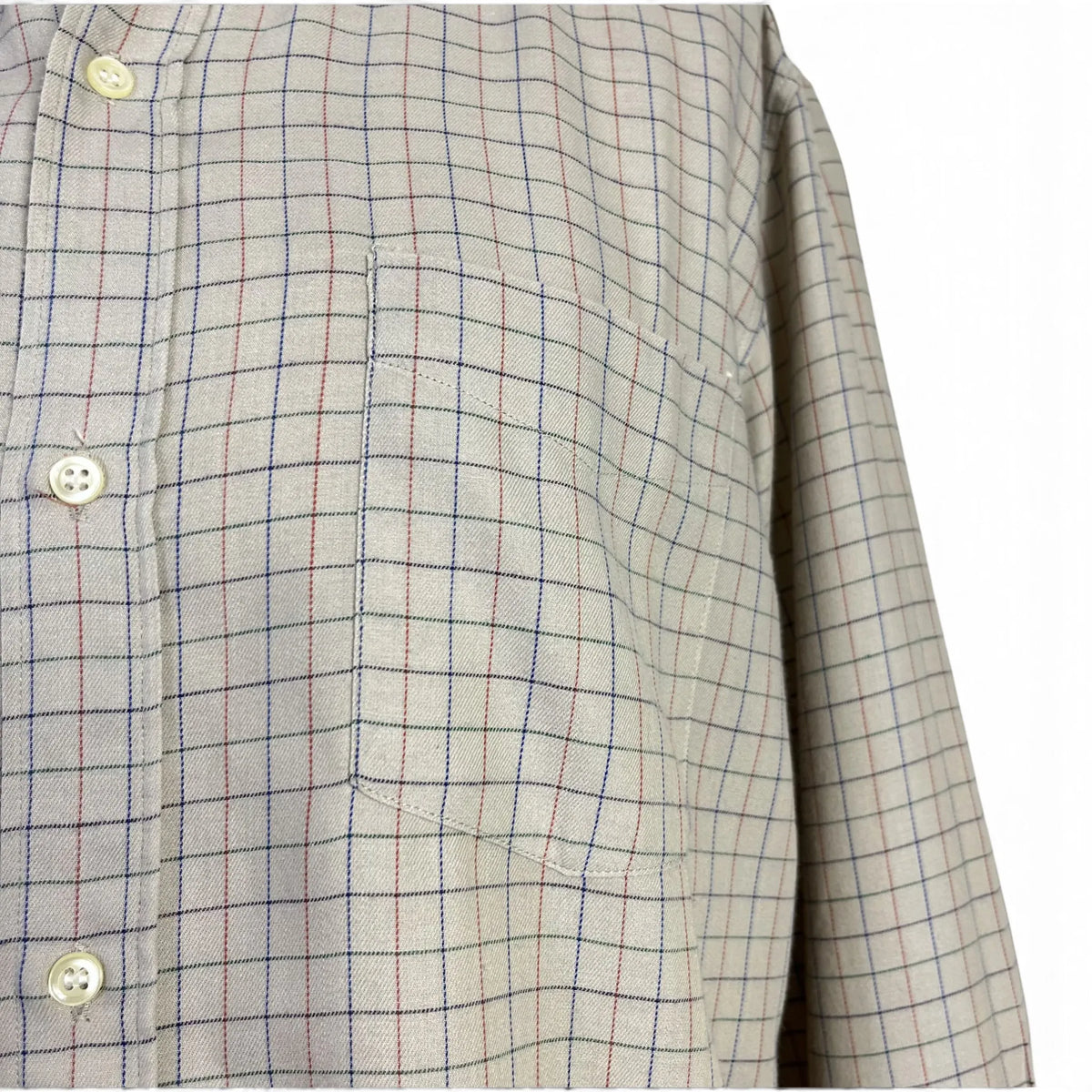 Détail poche poitrine de la chemise homme Cacharel beige à carreaux, taille S