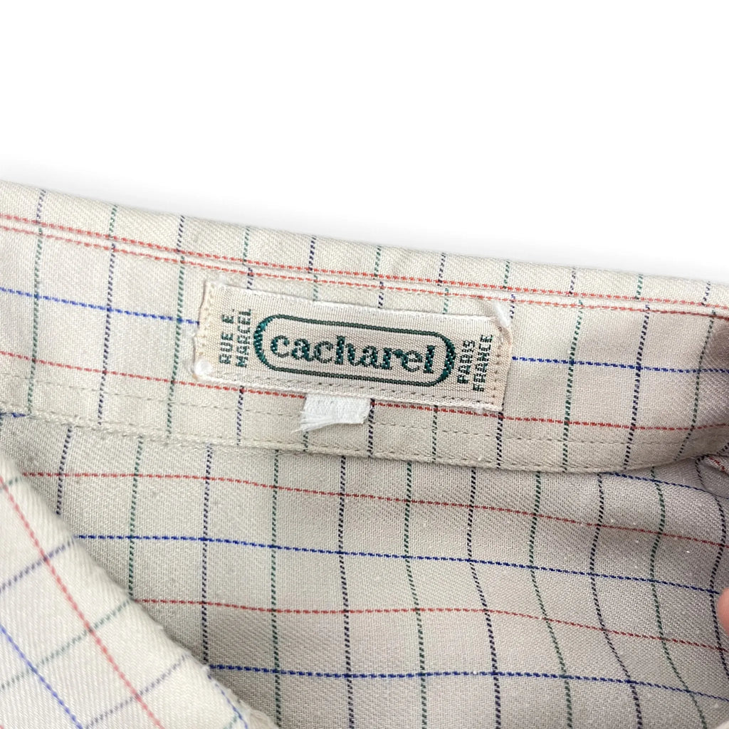 Détail étiquette Cacharel Paris au col de la chemise homme beige à carreaux, taille S