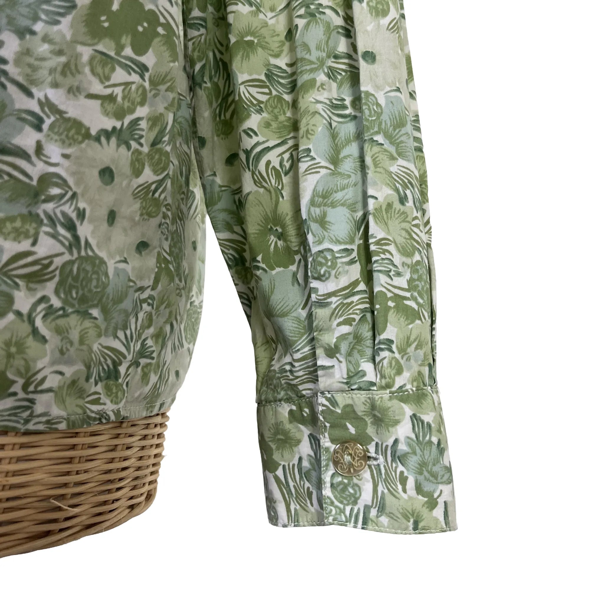 Détail bas de manche et bas du vêtement vue de dos du chemisier femme Cacharel vert fleuri, taille 42/44