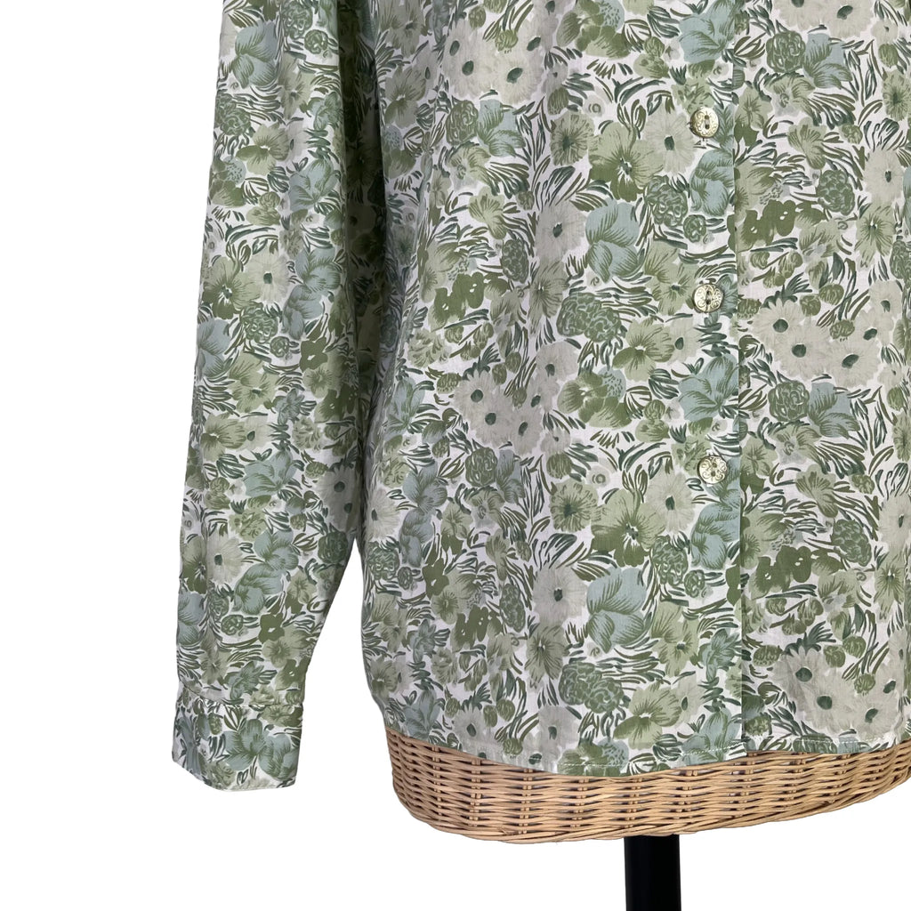 Détail bas de manche et bas du vêtement du chemisier femme Cacharel vert fleuri, taille 42/44