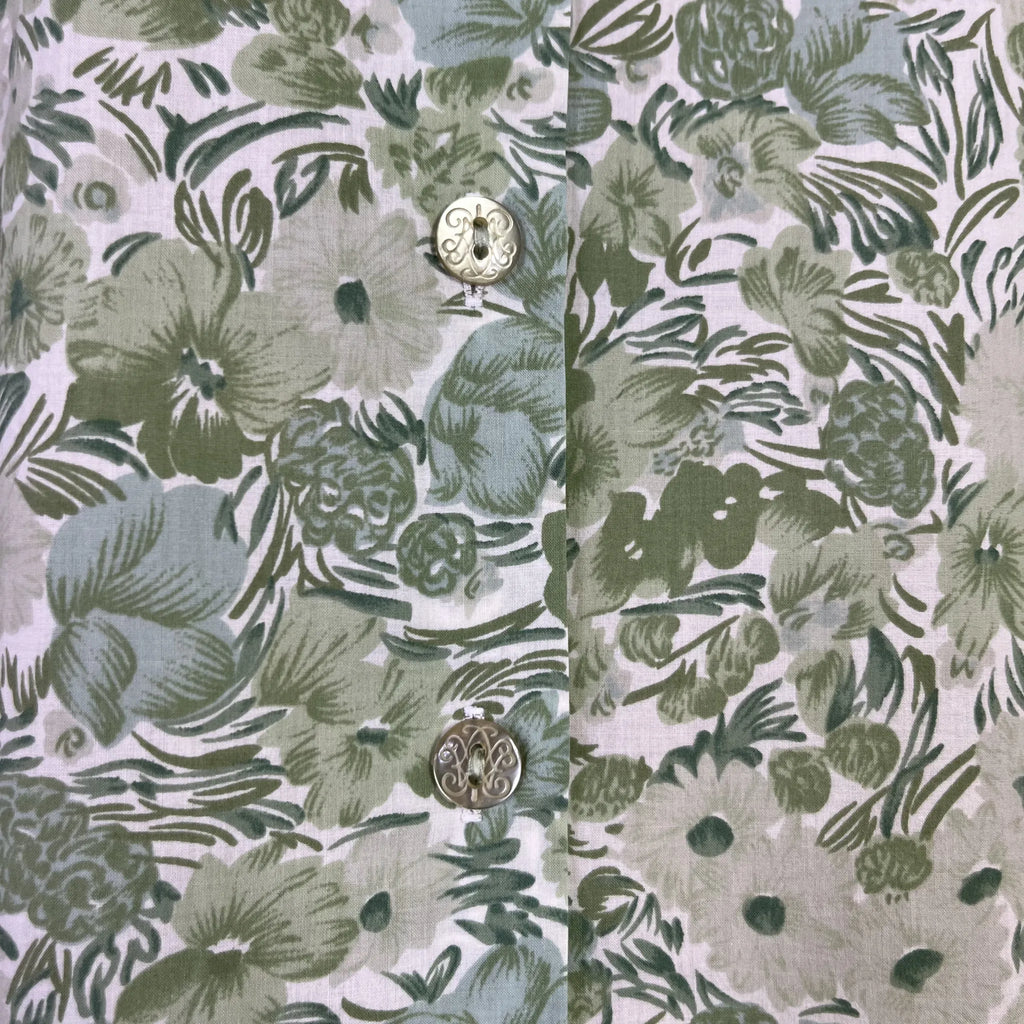 Détail boutons du chemisier femme Cacharel vert fleuri, taille 42/44