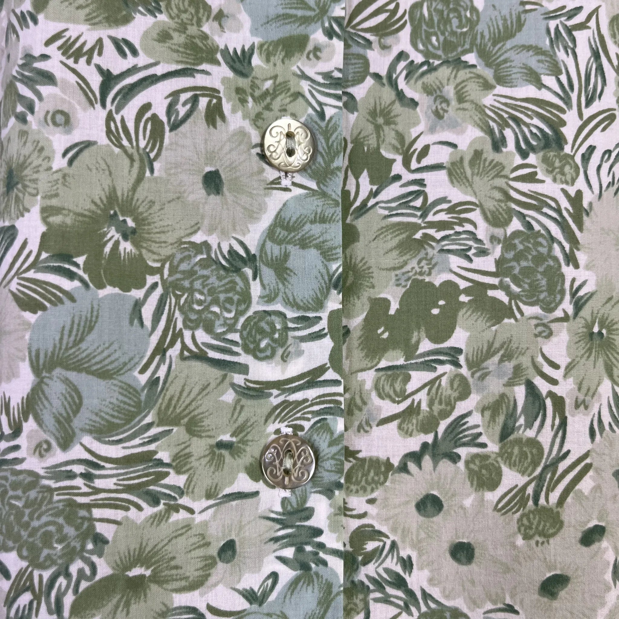 Détail boutons du chemisier femme Cacharel vert fleuri, taille 42/44