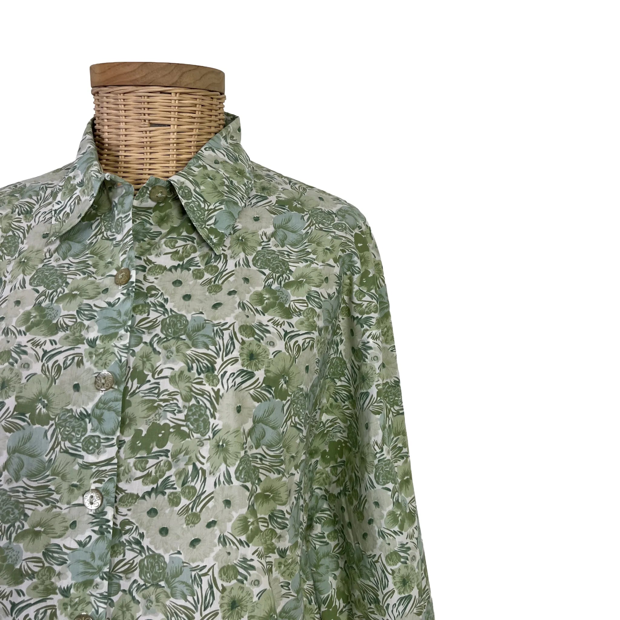 Détail épaule et col du chemisier femme Cacharel vert fleuri, taille 42/44