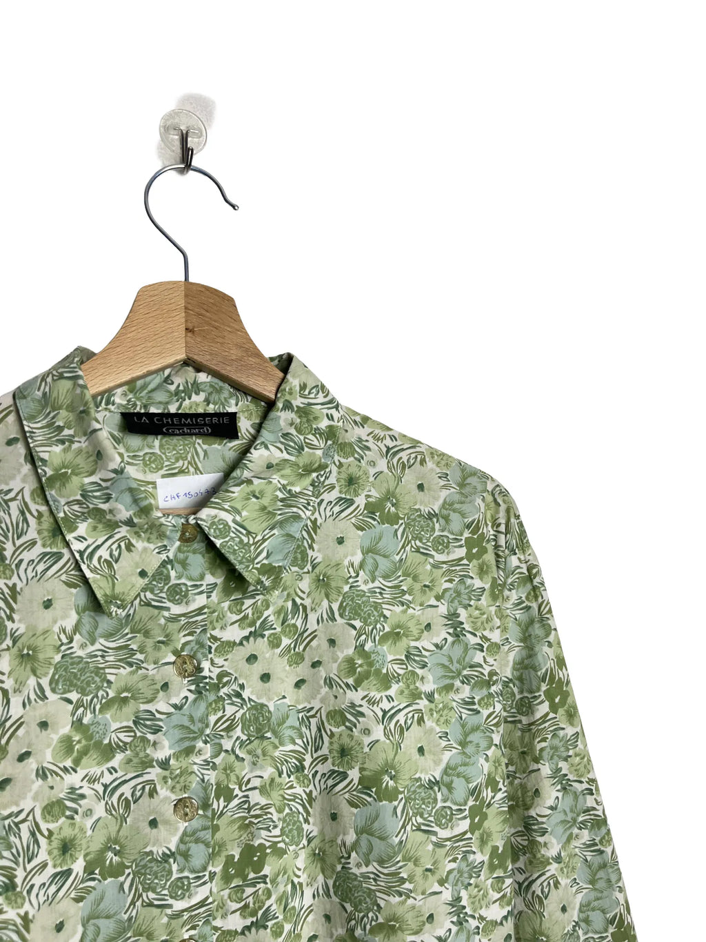 Détail motif fleur vert et col chemise du chemisier Cacharel vintage taille 42/44