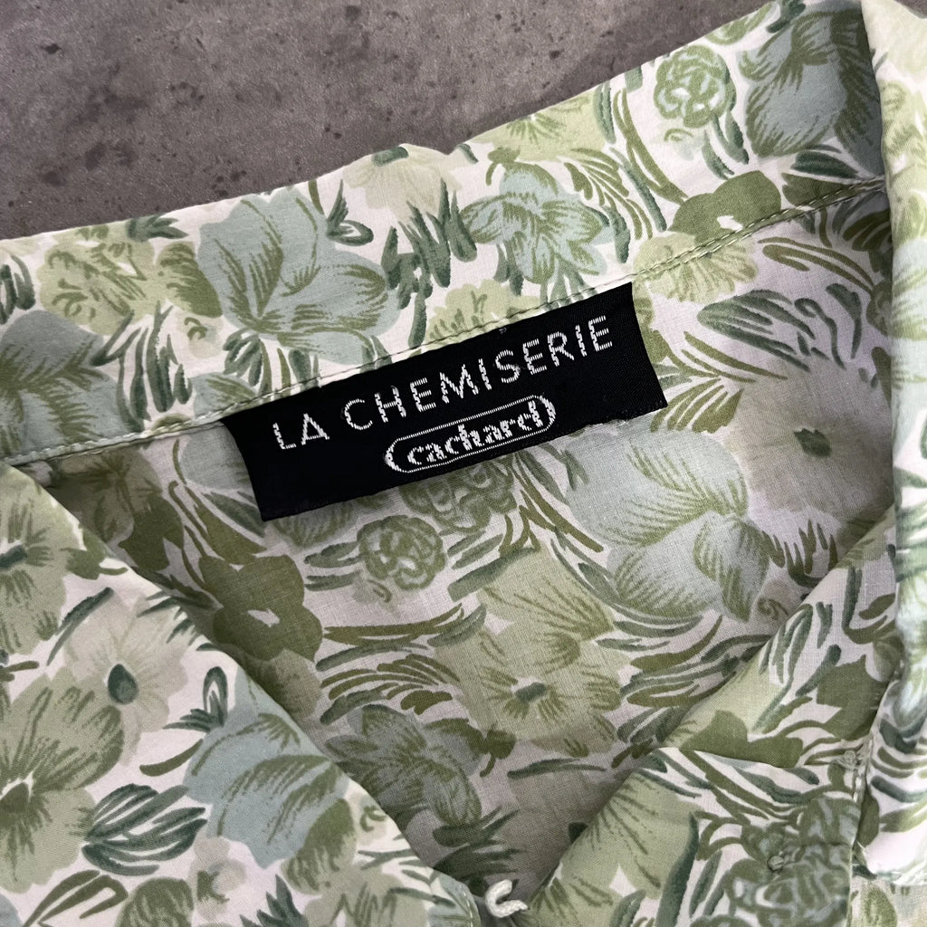 Détail étiquette Cacharel au col du chemisier femme vert fleuri, taille 42/44
