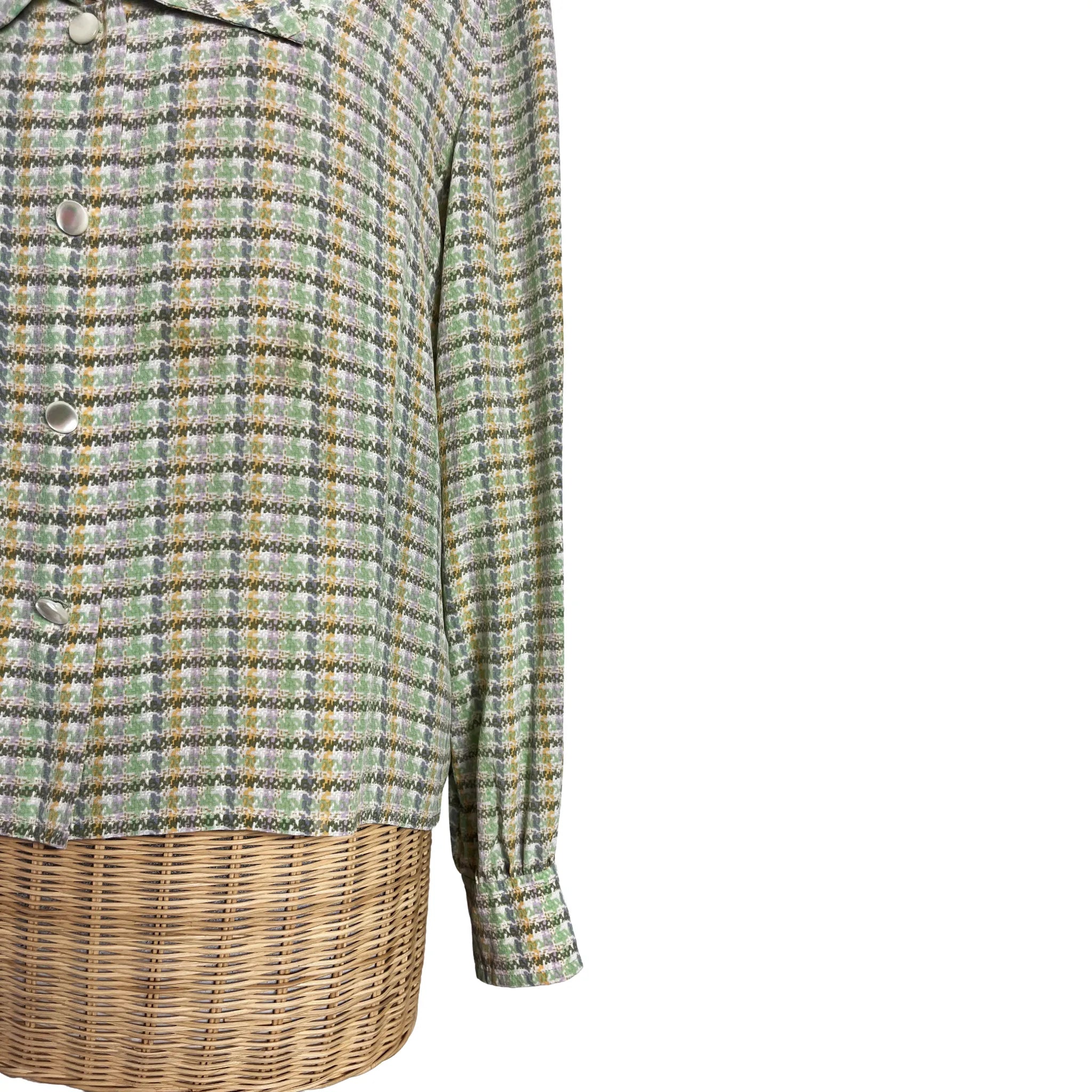 Détail bas du vêtement et manche du chemisier femme Céline soie carreaux pastel, taille 40