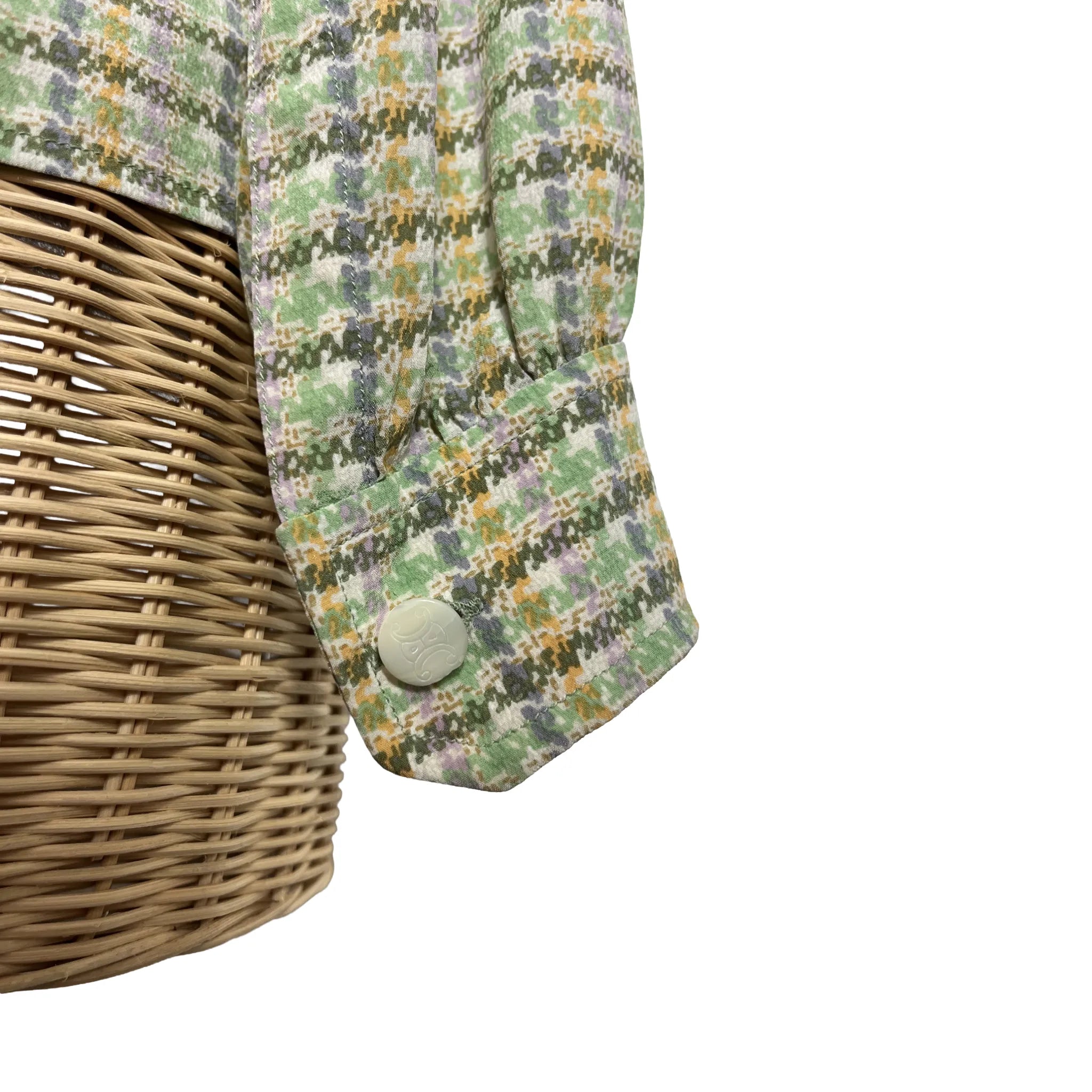 Détail bouton de manche du chemisier femme Céline soie carreaux pastel, taille 40