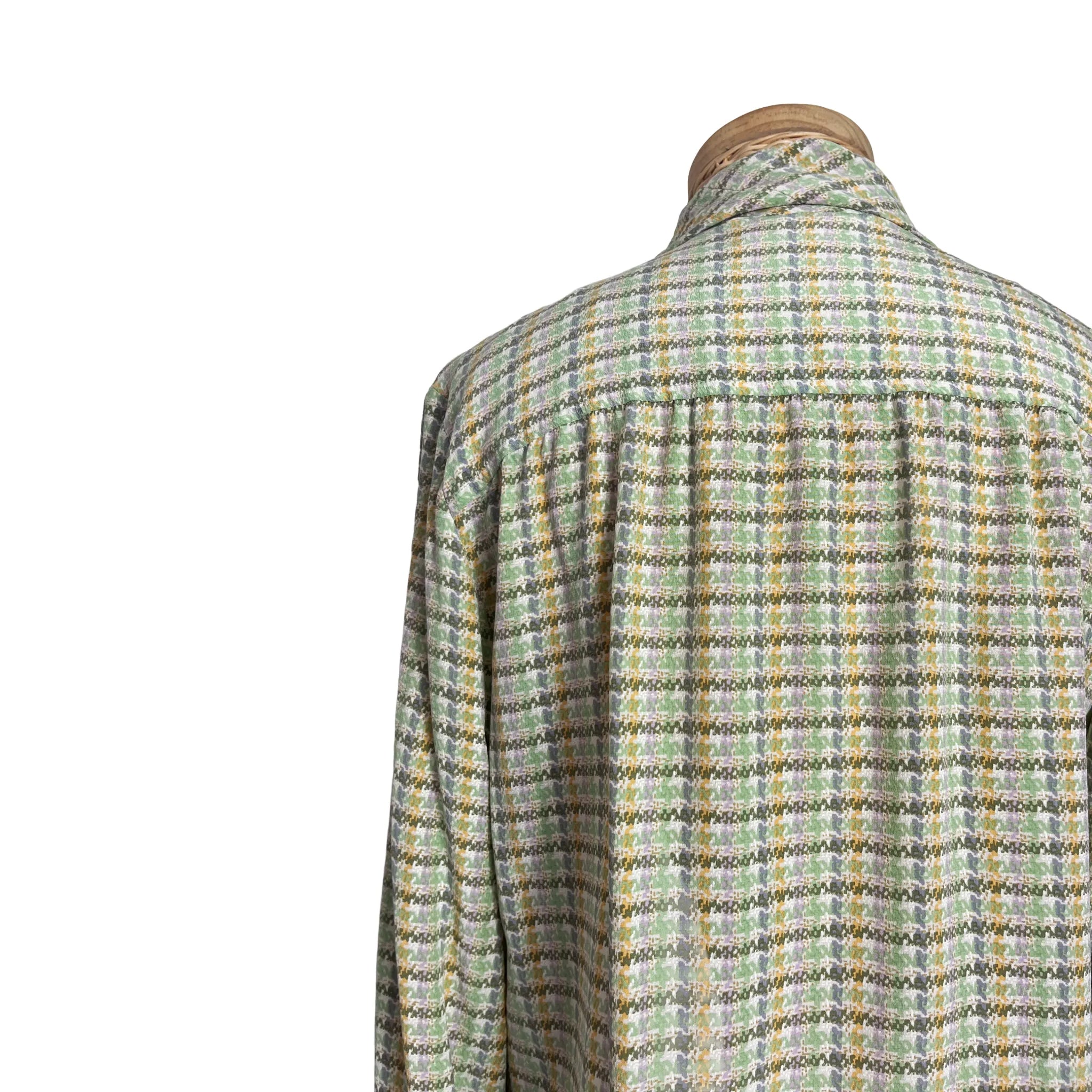 Détail épaule et col dos du chemisier femme Céline soie carreaux pastel, taille 40