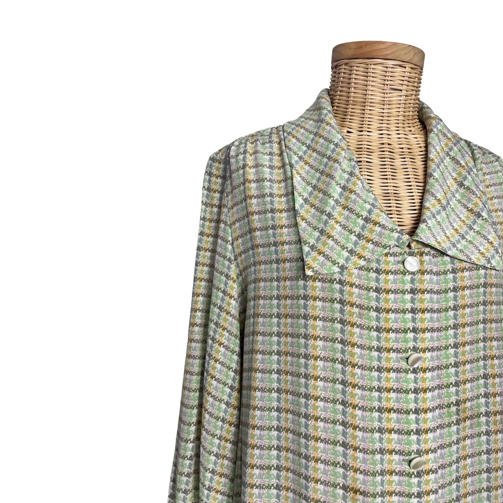 Détail épaule et col du chemisier femme Céline soie carreaux pastel, taille 40