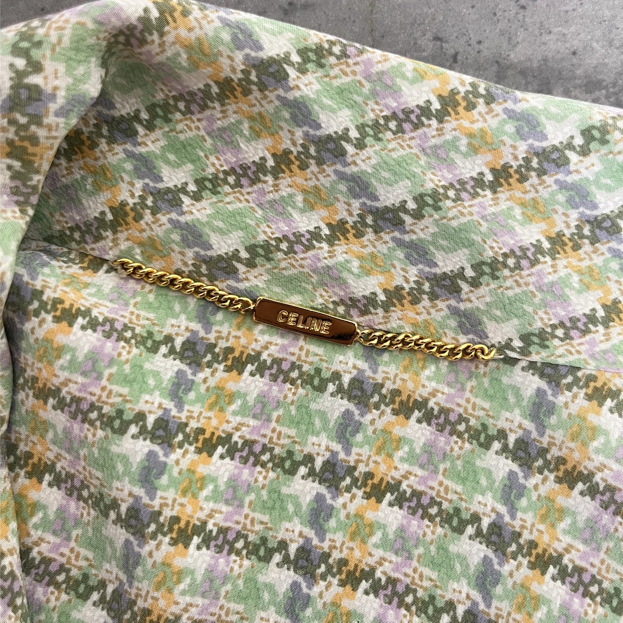 Détail intérieur du col du chemisier femme Céline soie carreaux pastel, taille 40