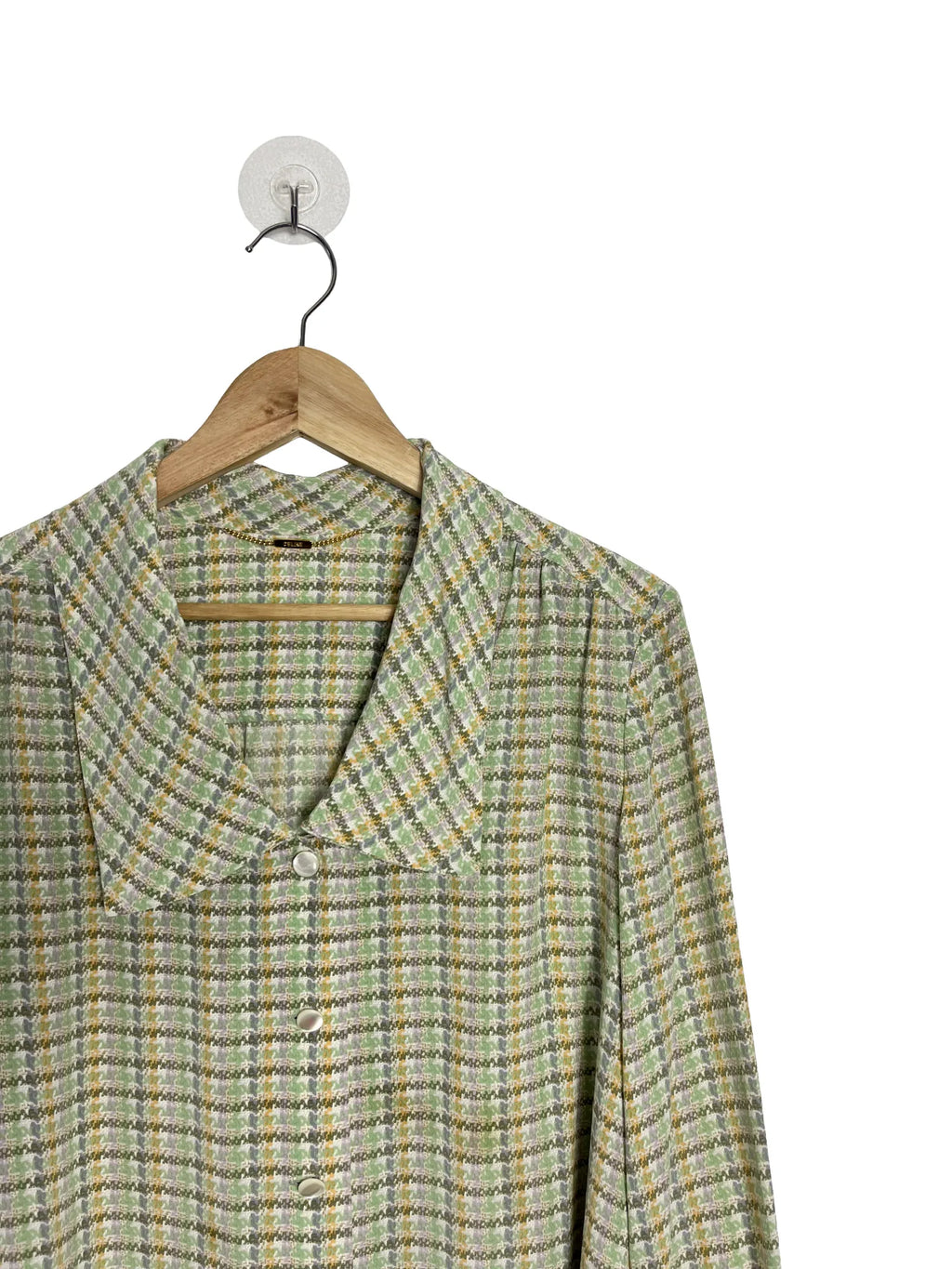 Détail motif carreaux pastel et col chemise du chemisier Céline 100% soie taille 40