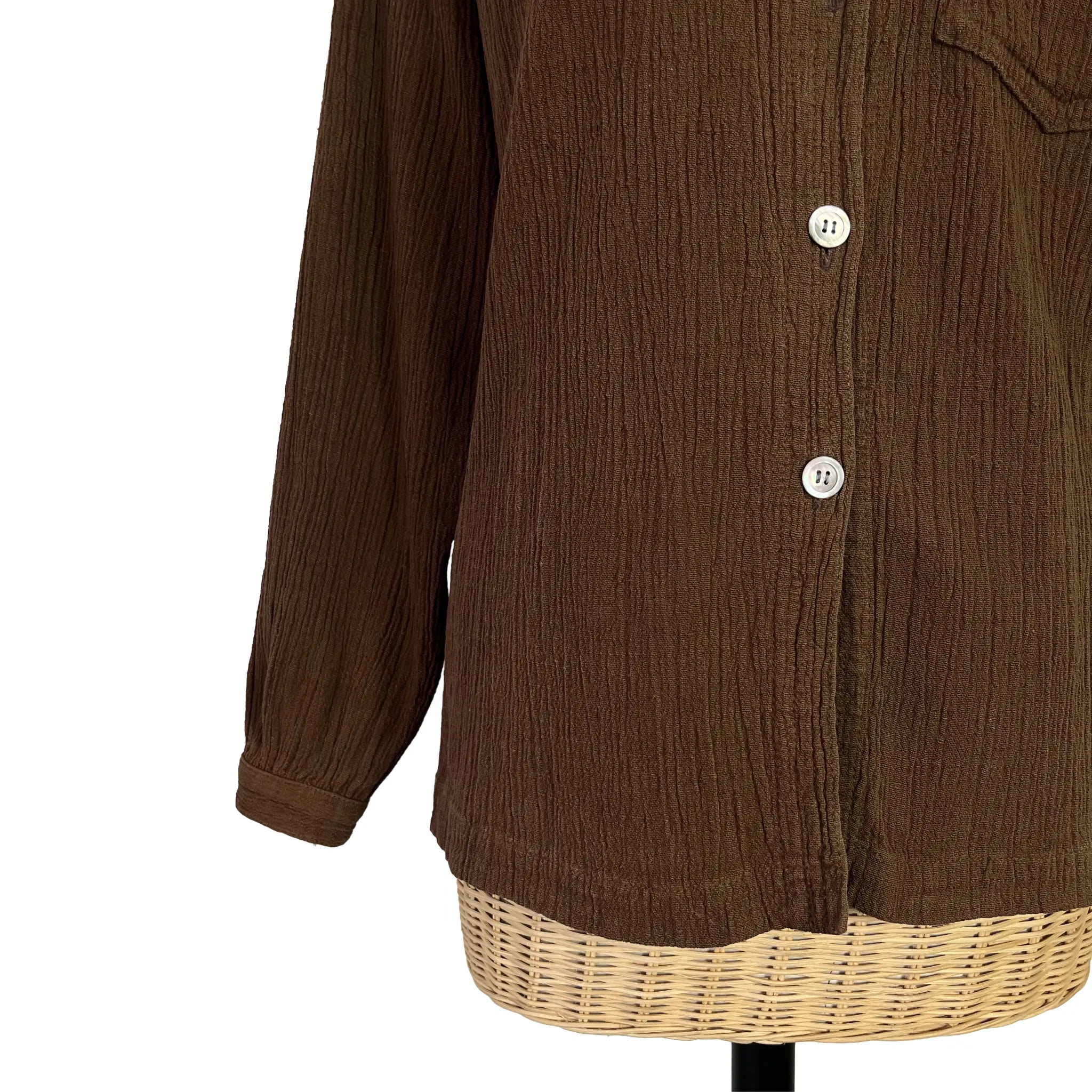 Détail bas de manche et bas du vêtement du chemisier femme Issey Miyake marron, taille 42