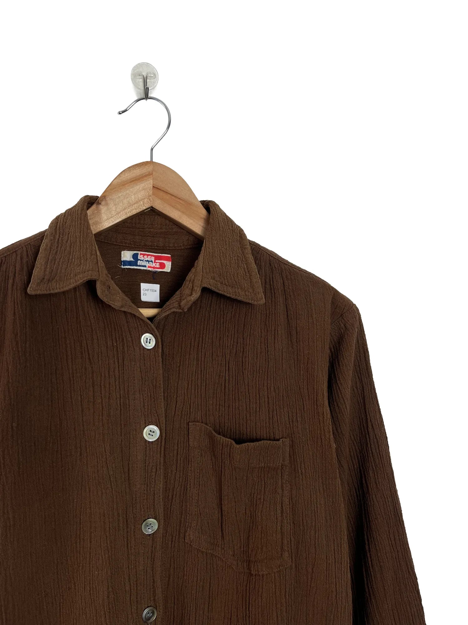 Détail col chemise et boutons du chemisier Issey Miyake marron taille 42