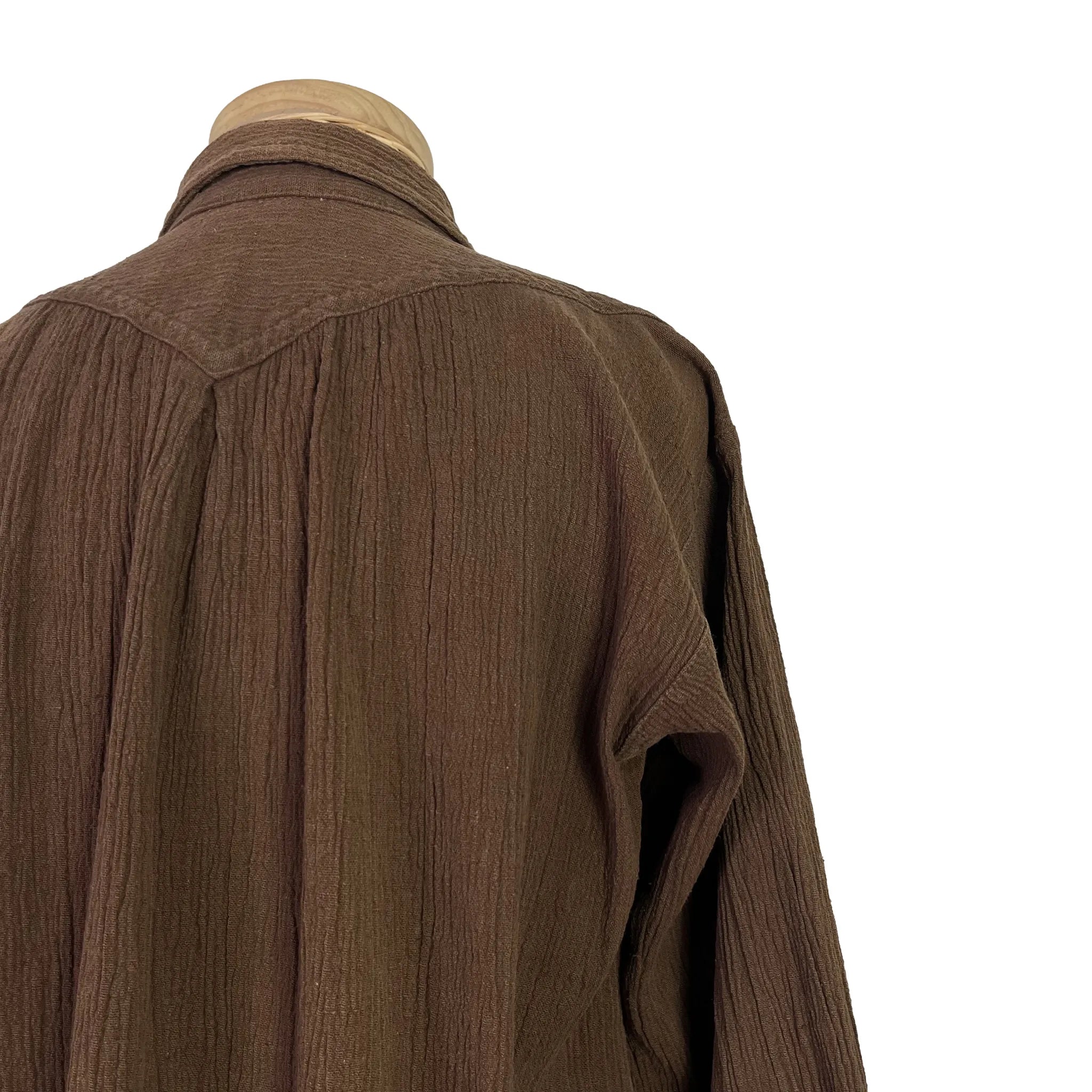 Détail épaule vue de dos du chemisier femme Issey Miyake marron, taille 42