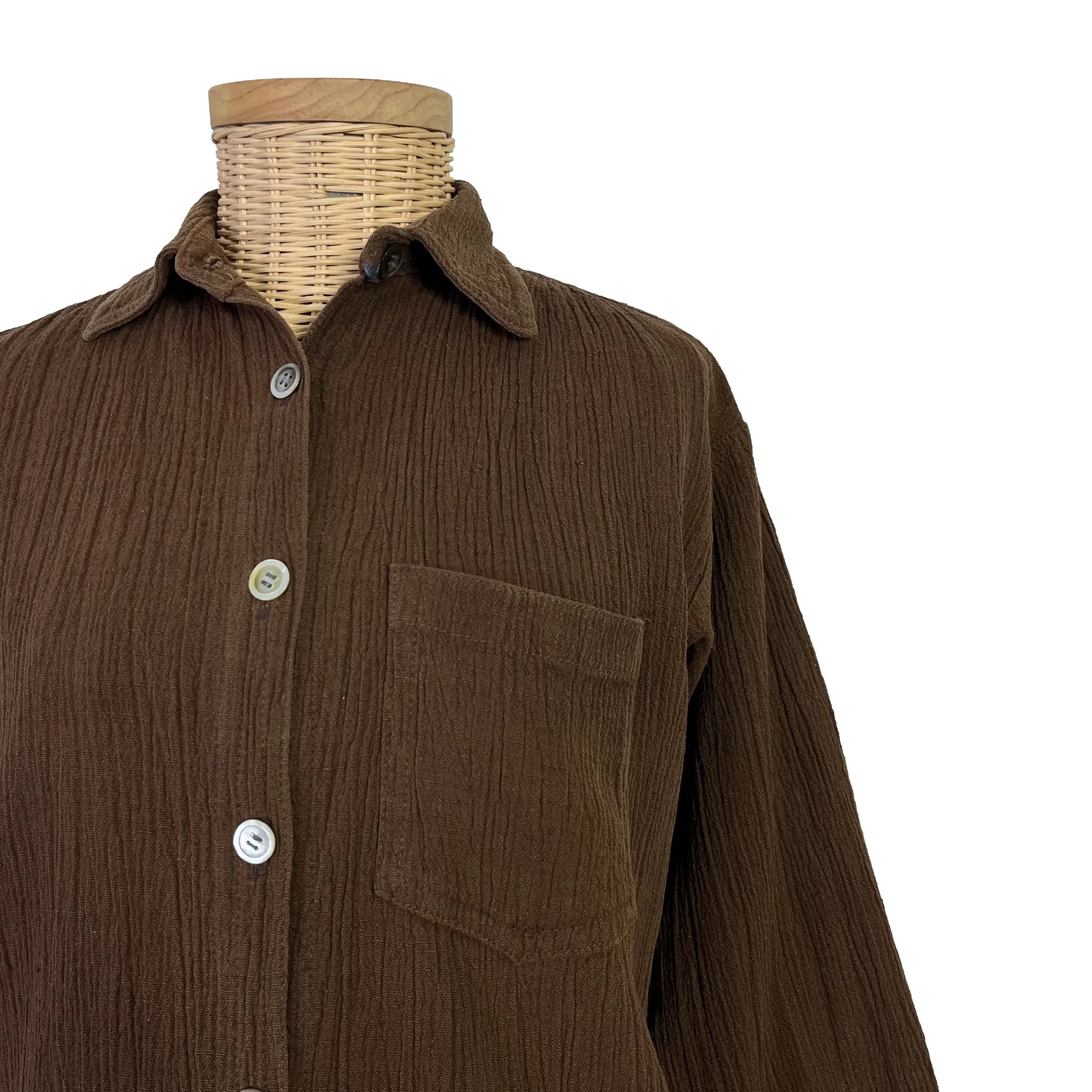 Détail épaule et col du chemisier femme Issey Miyake marron, taille 42