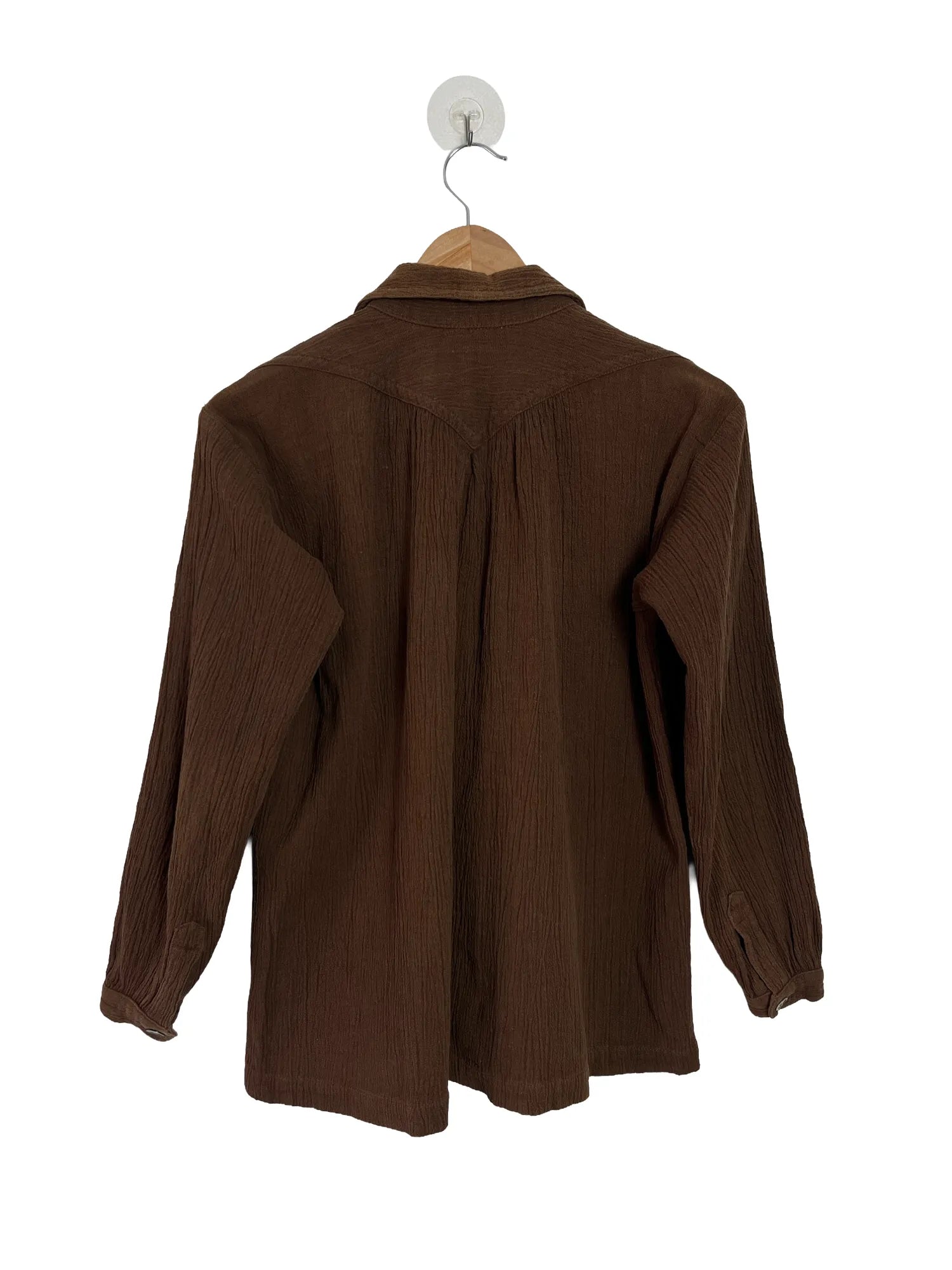 Dos du chemisier femme Issey Miyake marron, fermeture boutonnée, taille 42