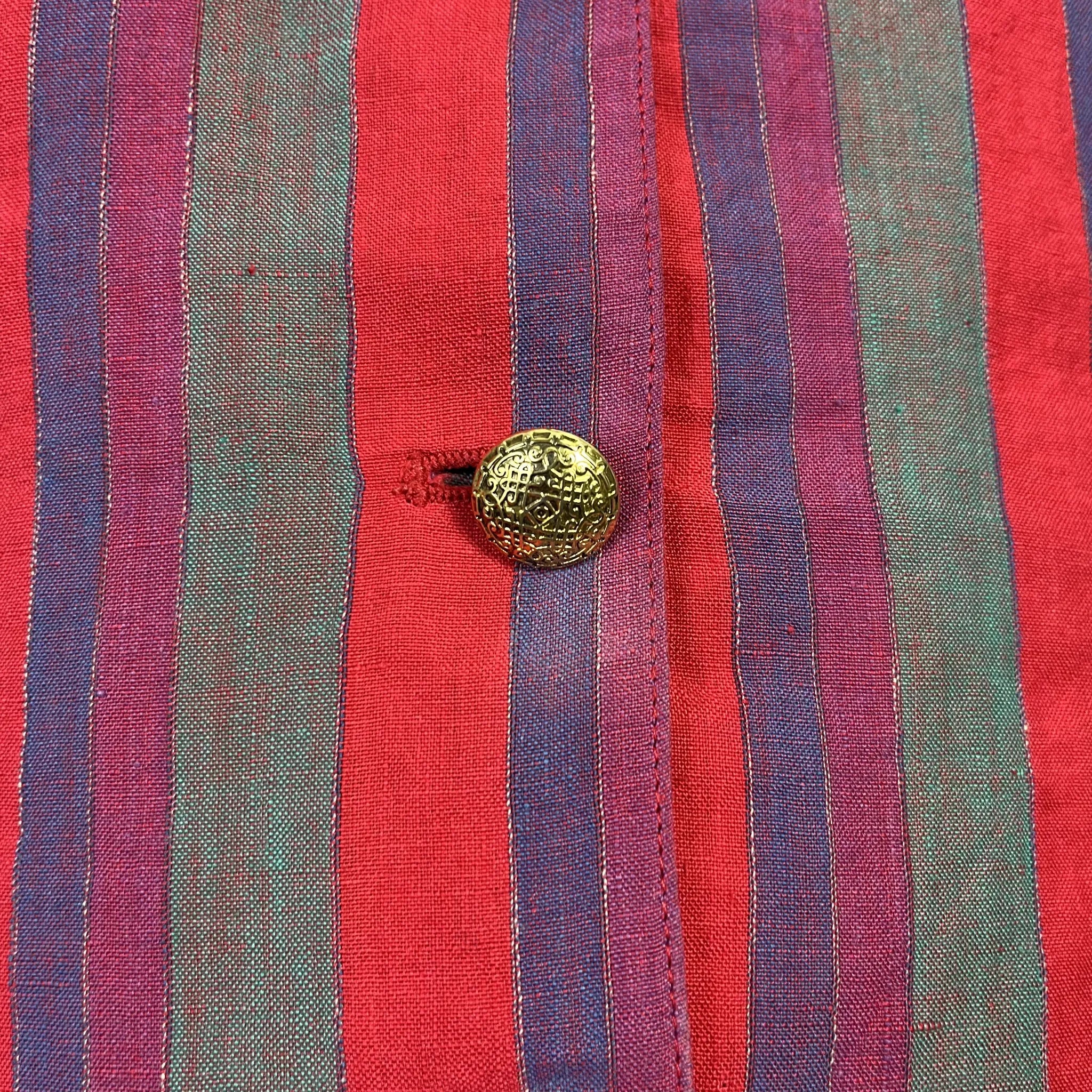Détail boutons dorés du chemisier femme lin rayé, taille 40