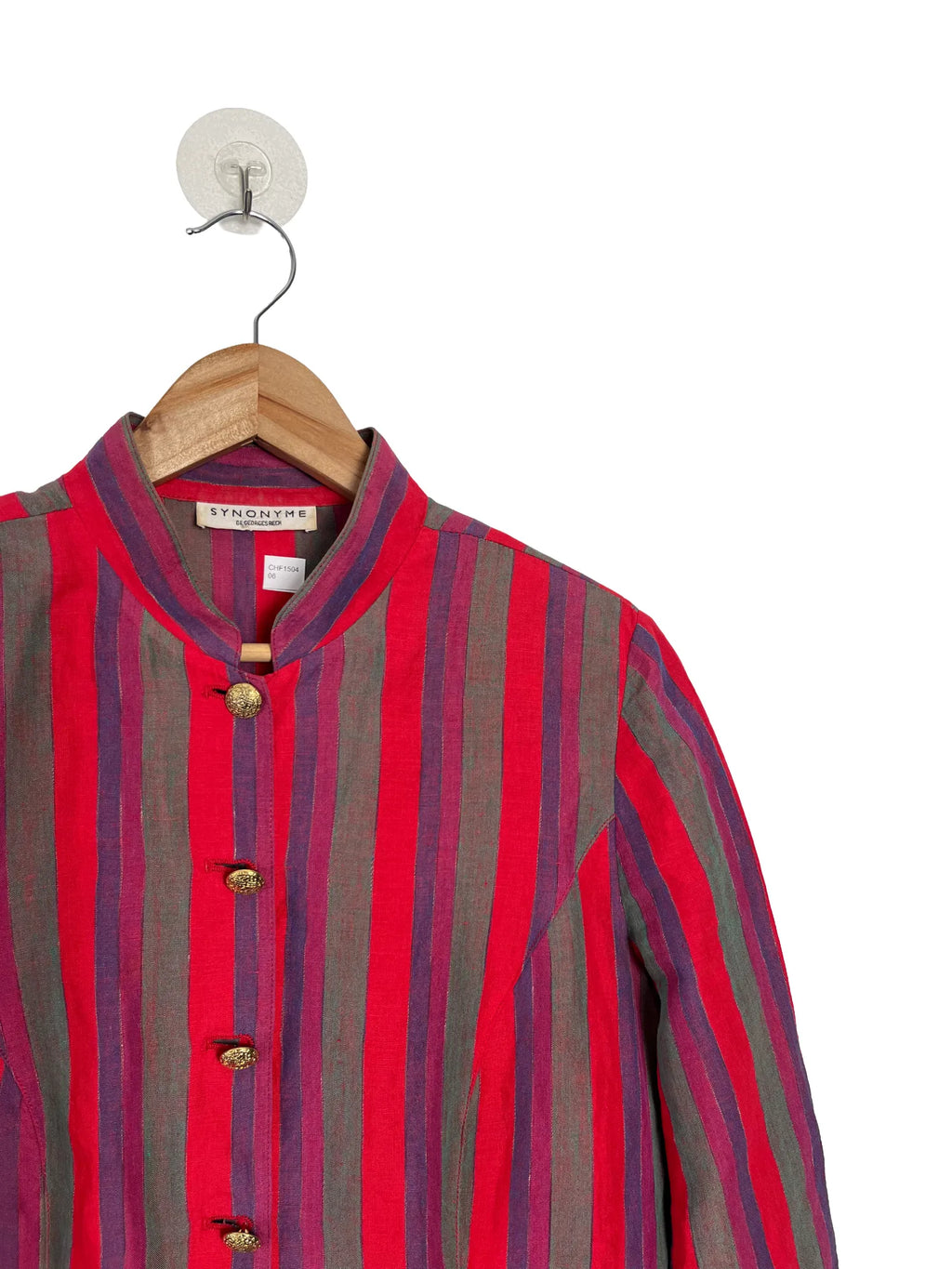 Détail col Mao et épaulettes du chemisier femme à rayures 100% lin taille 40