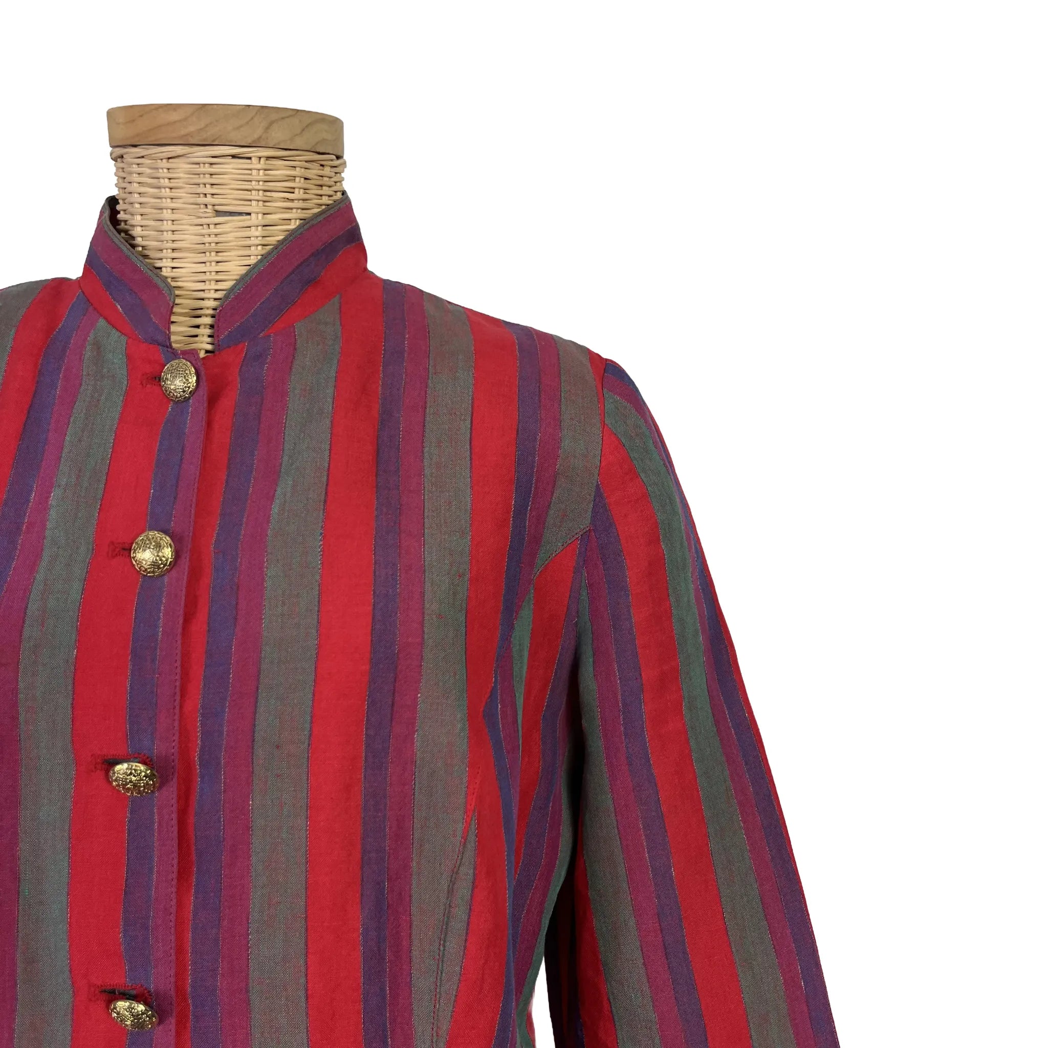 Détail épaule et col Mao du chemisier femme lin rayé, taille 40
