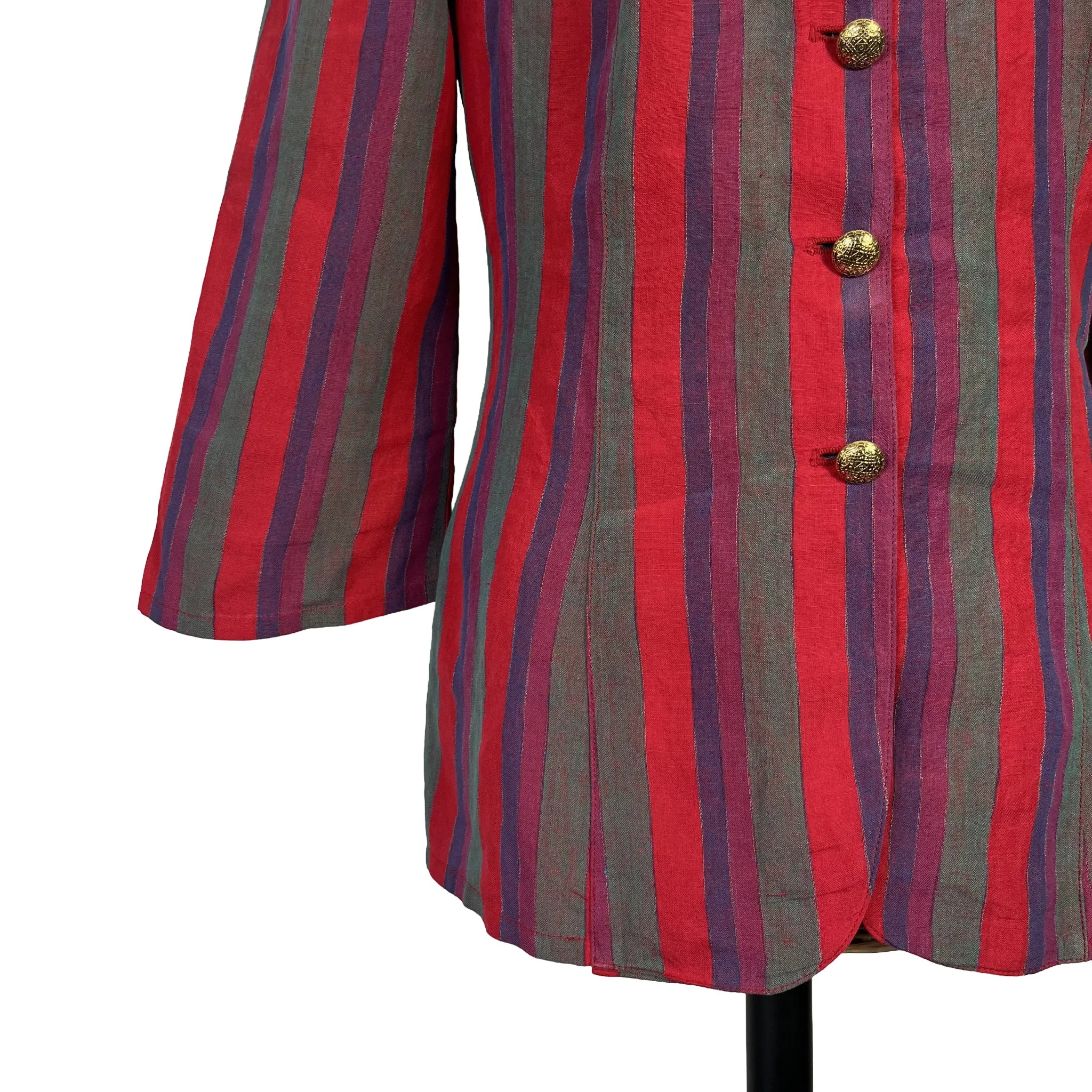 Détail bas de manche et bas du vêtement du chemisier femme lin rayé, taille 40