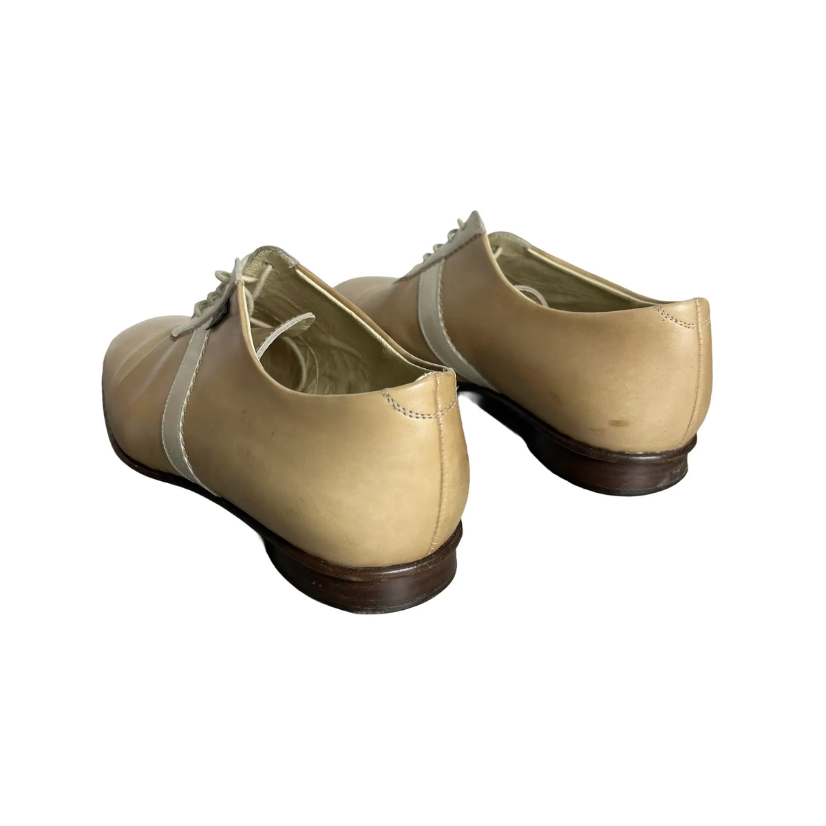 Profil extérieur d'une derby Paraboot beige, semelle en cuir marron