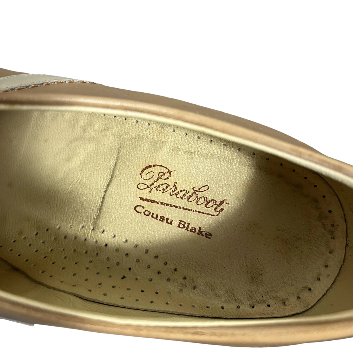 Laçage et empiècement crème de la derby Paraboot vus de dessus