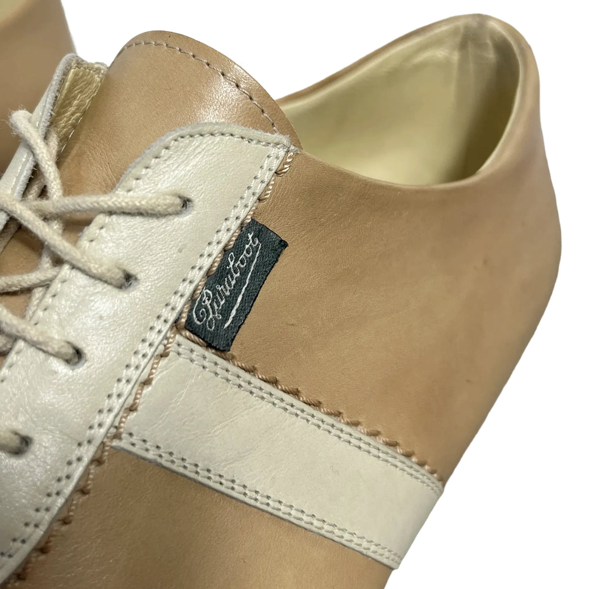 Étiquette verte Paraboot cousue sur le quartier de la chaussure