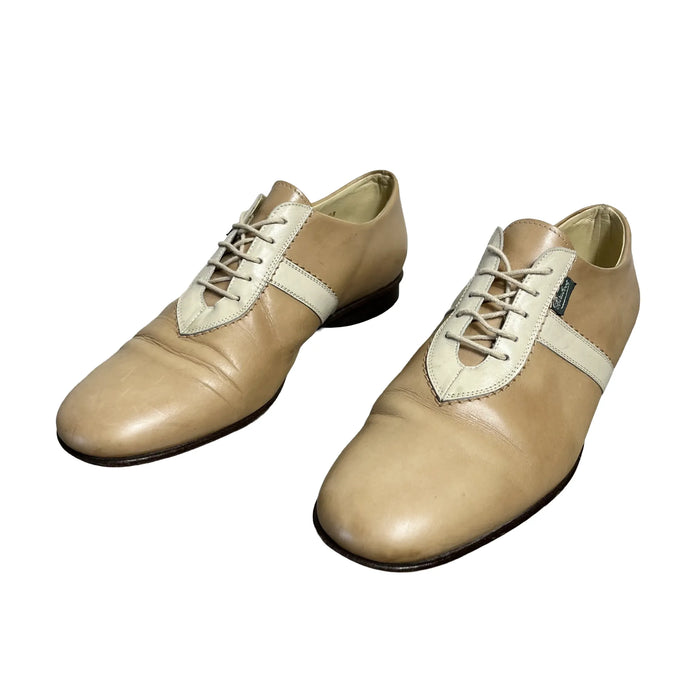 Paire de derbies Paraboot vintage en cuir beige à empiècement crème, vue trois-quarts