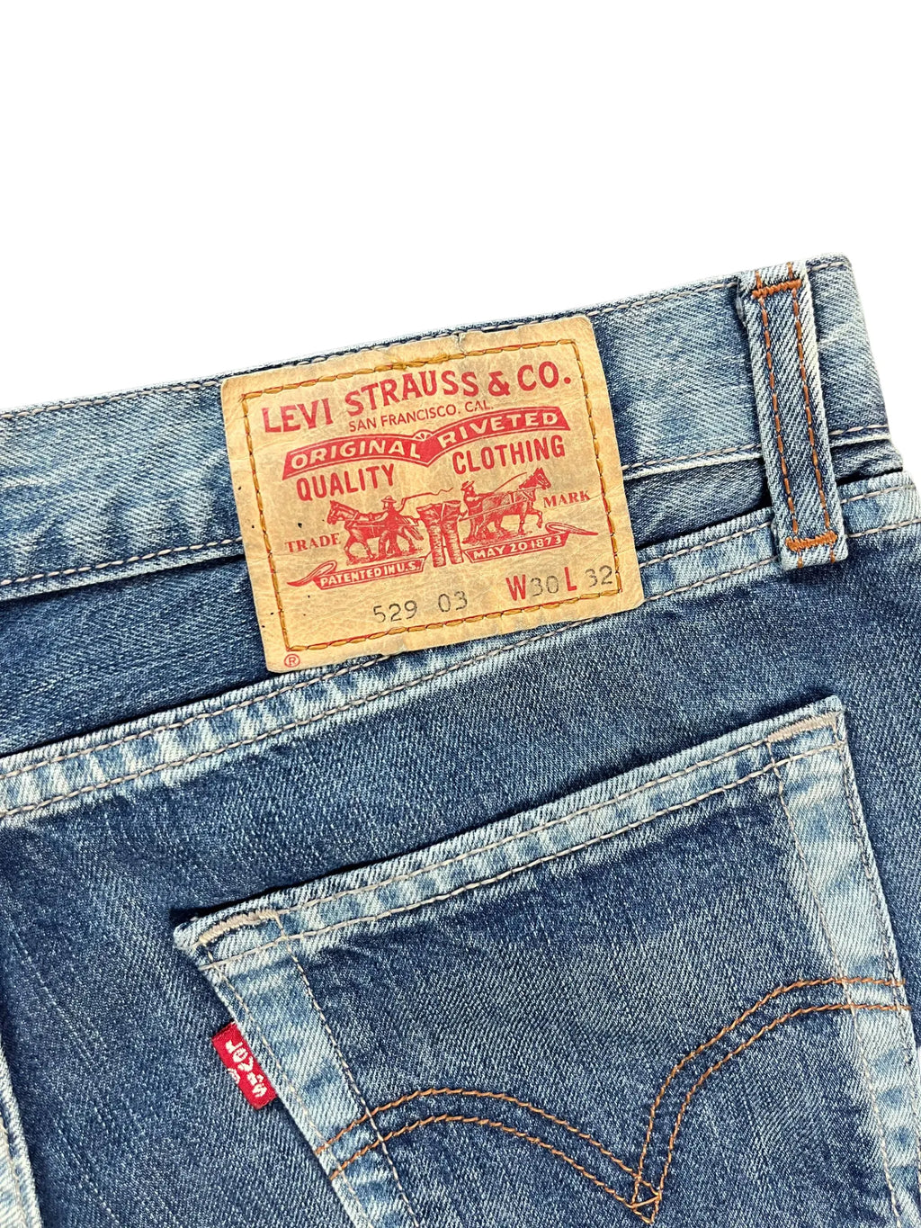 Détail étiquette et patch Levi's 529 sur jean femme bleu clair bootcut vintage W30 L32