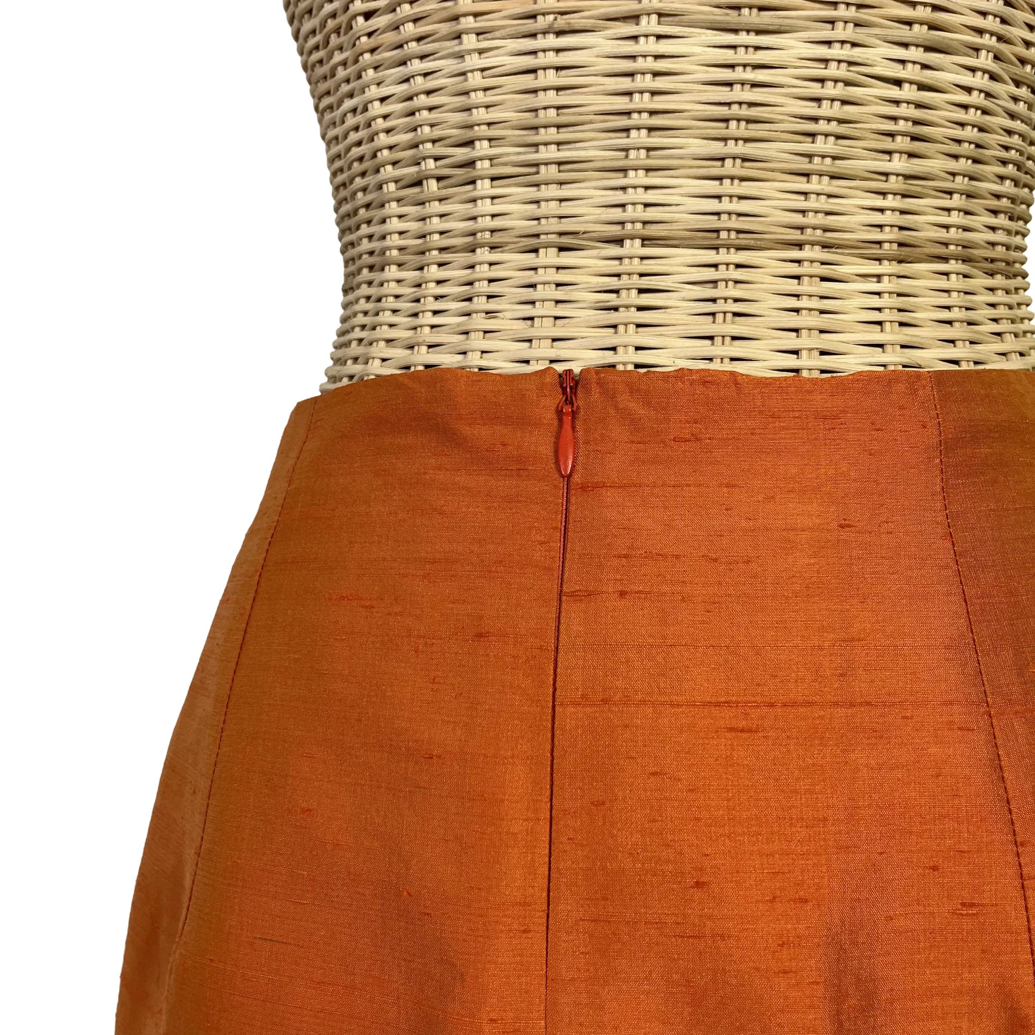 Détail ceinture et fermeture zip au dos de la jupe femme Renato Nucci orange soie, taille 38/40