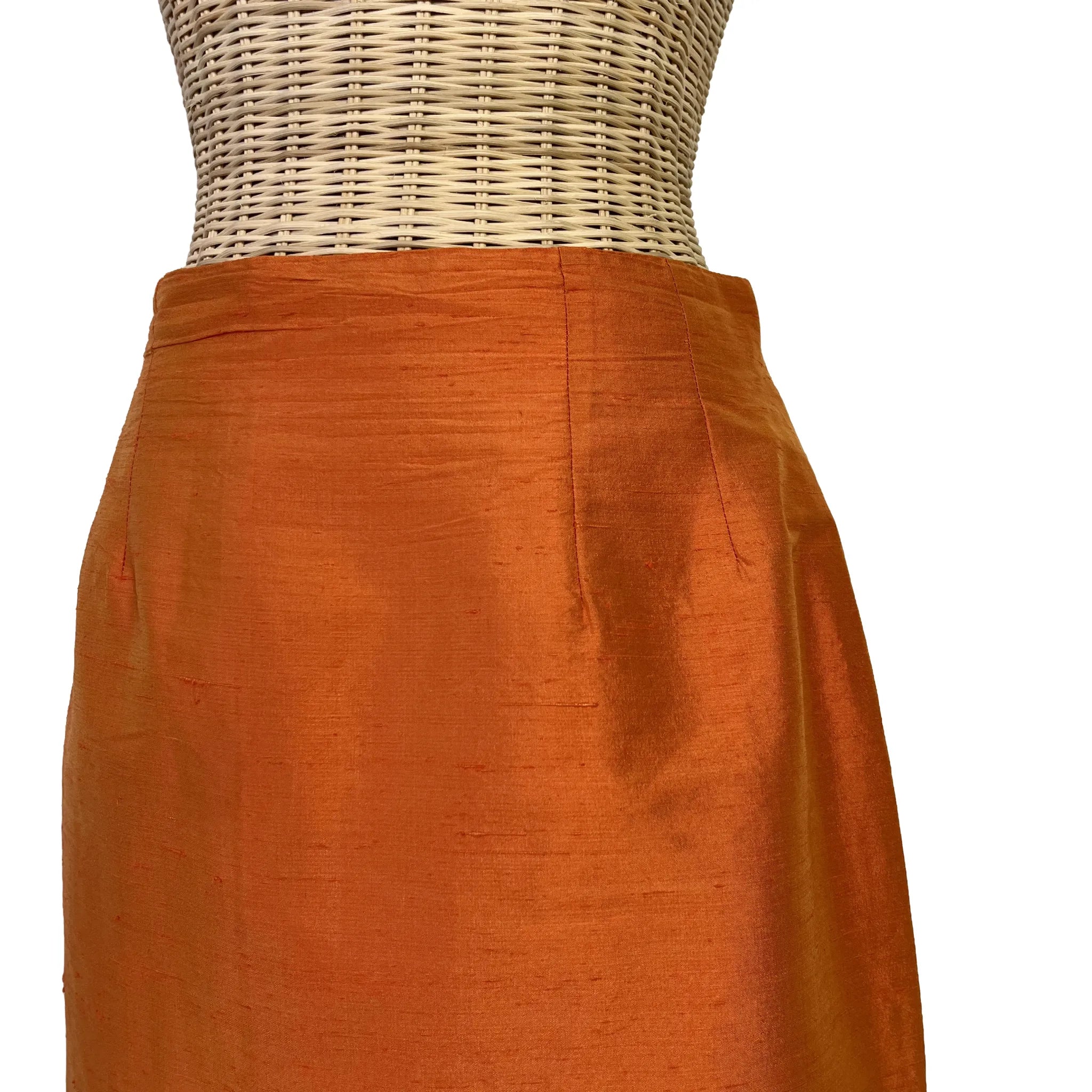 Détail ceinture taille de la jupe femme Renato Nucci orange soie, taille 38/40