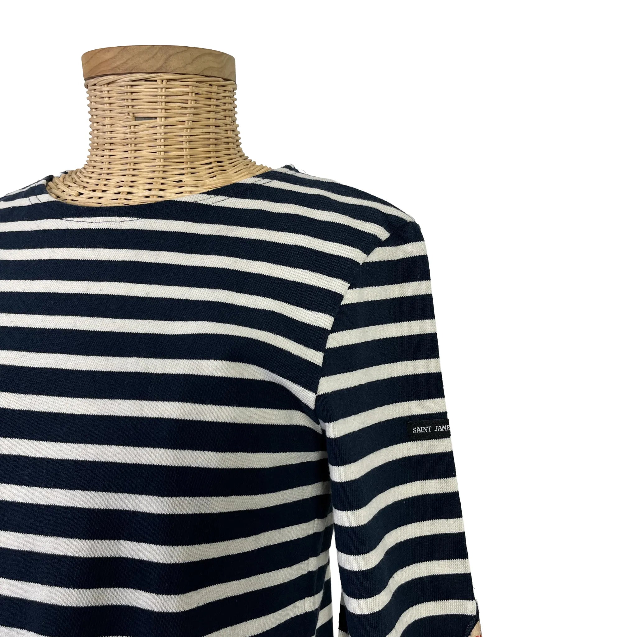 Détail épaule et col bateau de la marinière femme Saint James x Kiplay, taille 36