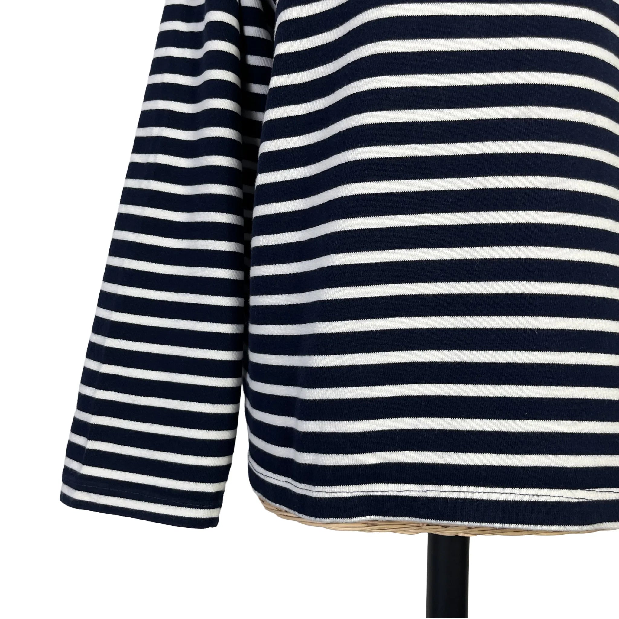 Détail bas de manche et bas du vêtement de la marinière homme Dalmard Marine, taille XL
