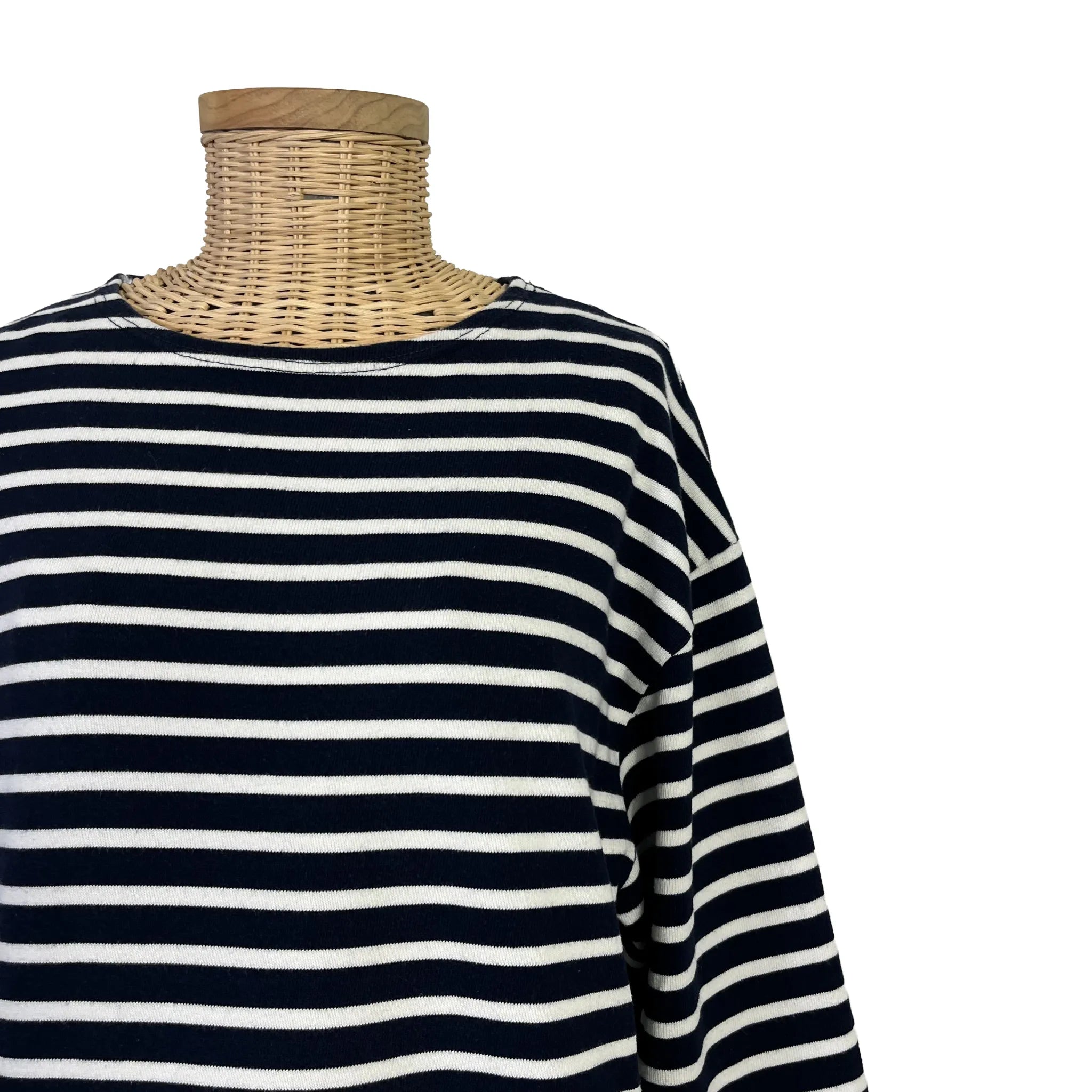 Détail épaule et col bateau de la marinière homme Dalmard Marine, taille XL
