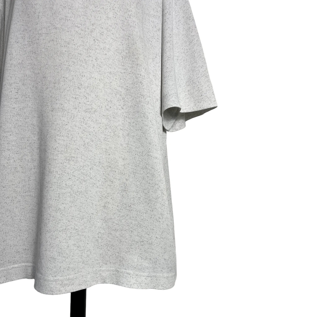 Détail bas du vêtement et manche du polo homme Camel blanc chiné, taille L