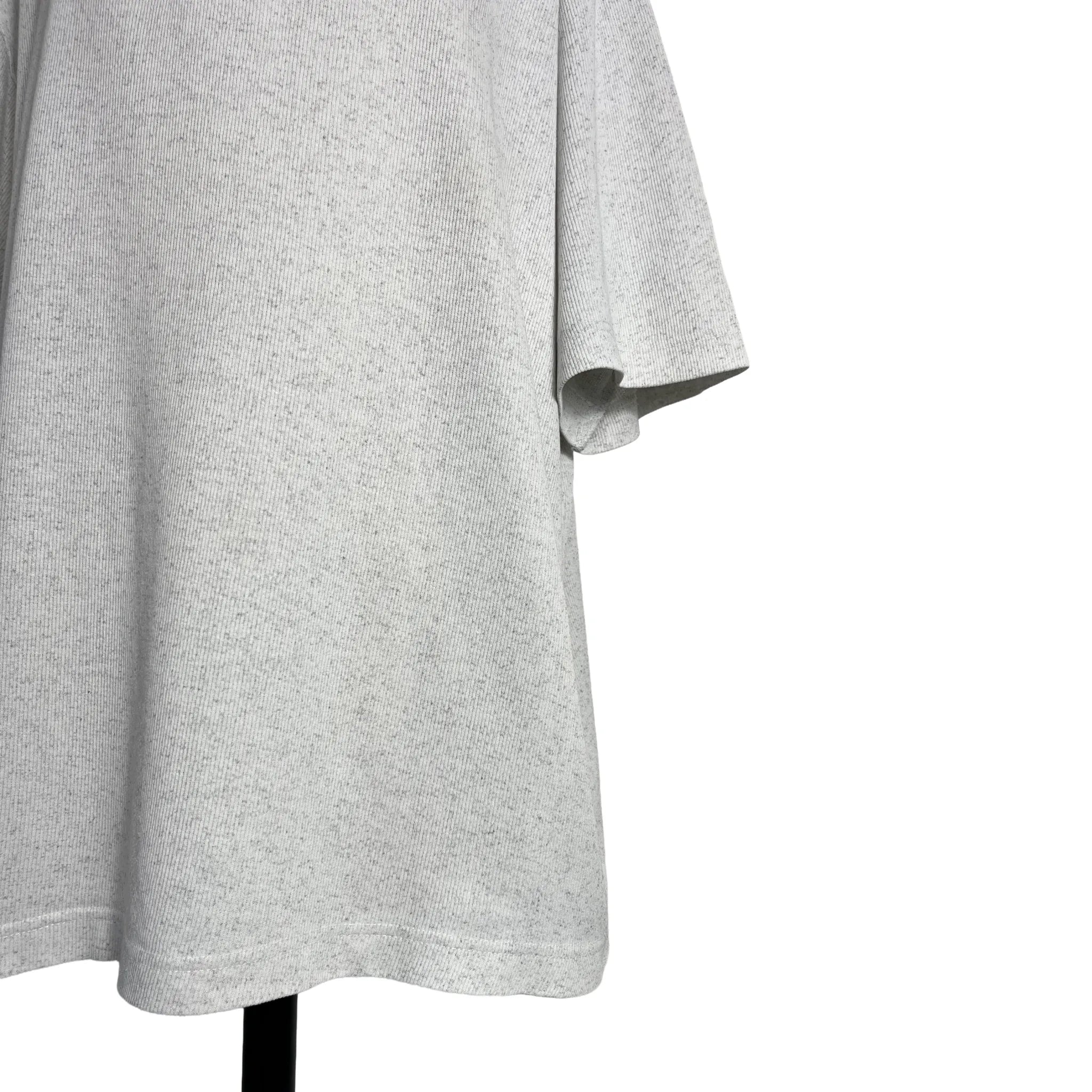 Détail bas du vêtement et manche du polo homme Camel blanc chiné, taille L