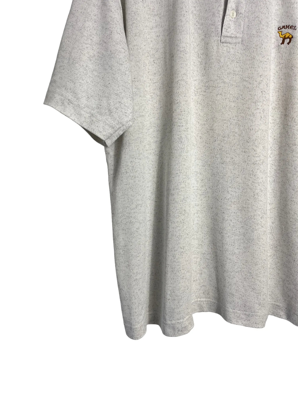 Détail col polo boutonné vert foncé contrastant sur polo homme Camel blanc chiné taille L